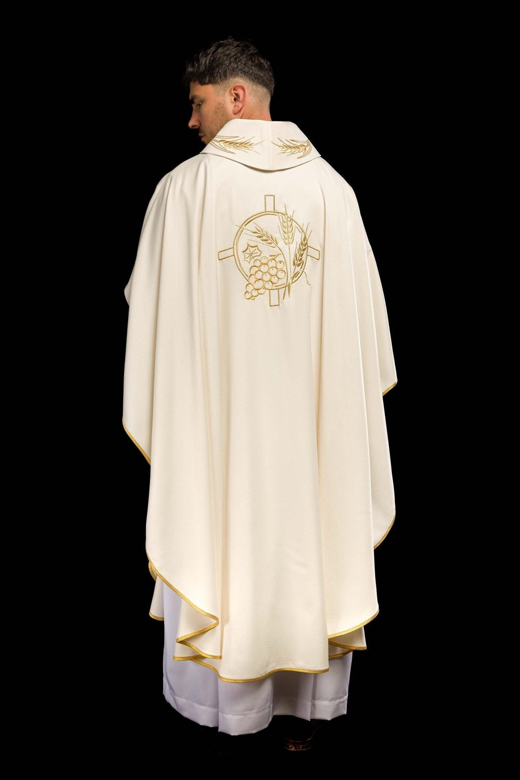Chasuble avec croix brodée et motifs d'oreilles en écru S - 7054 - 05 - 53 - CHASUBLES.FR