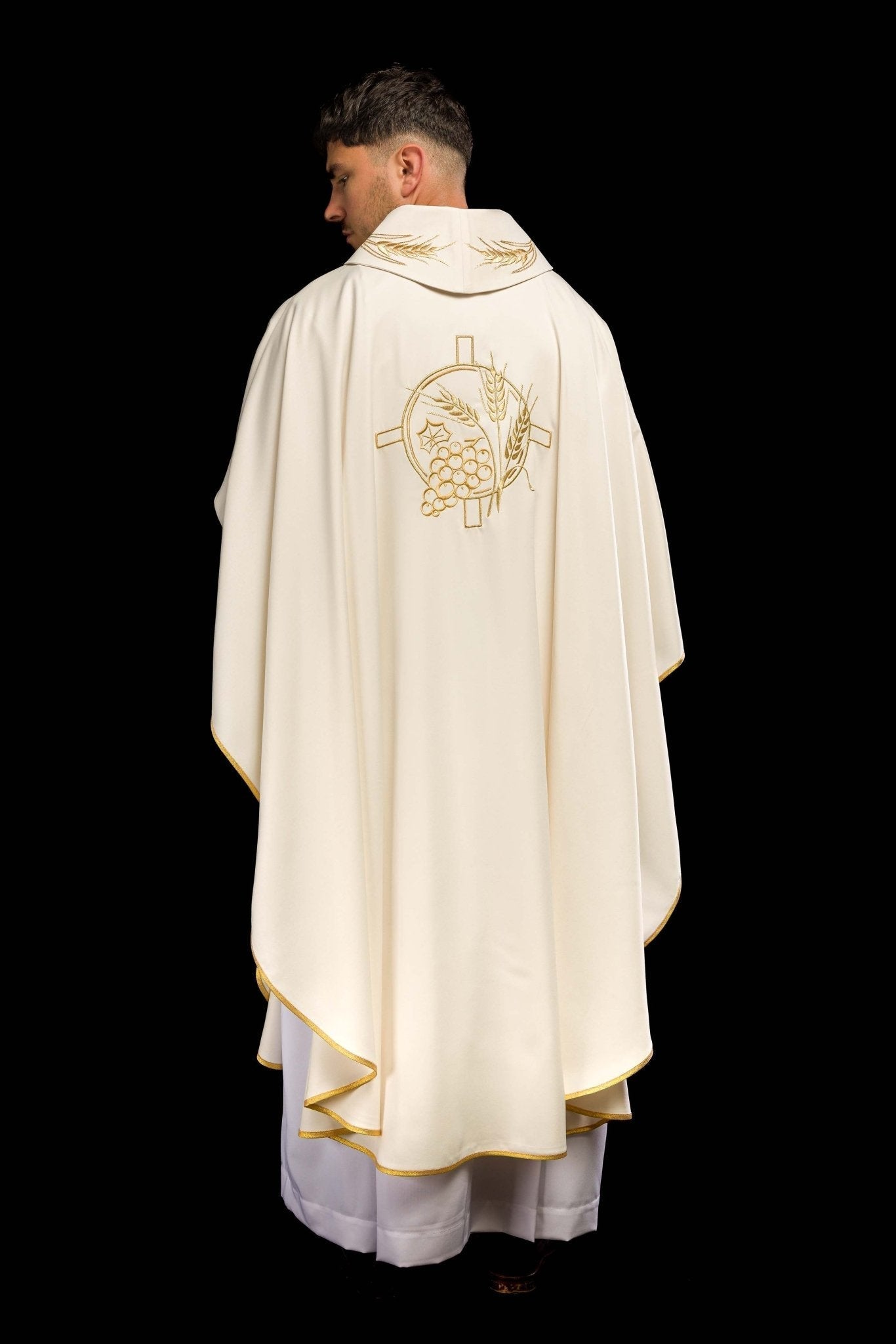 Chasuble avec croix brodée et motifs d'oreilles en écru S - 7054 - 05 - 53 - CHASUBLES.FR