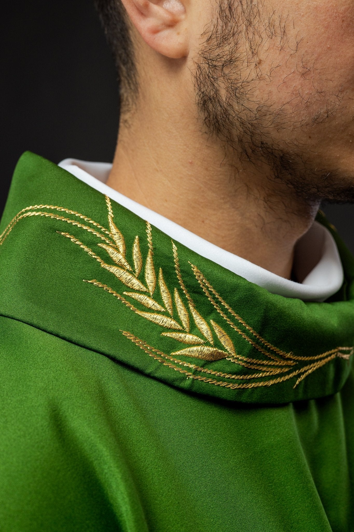Chasuble avec croix brodée et motifs d'oreilles en vert S - 7054 - 01 - 53 - CHASUBLES.FR