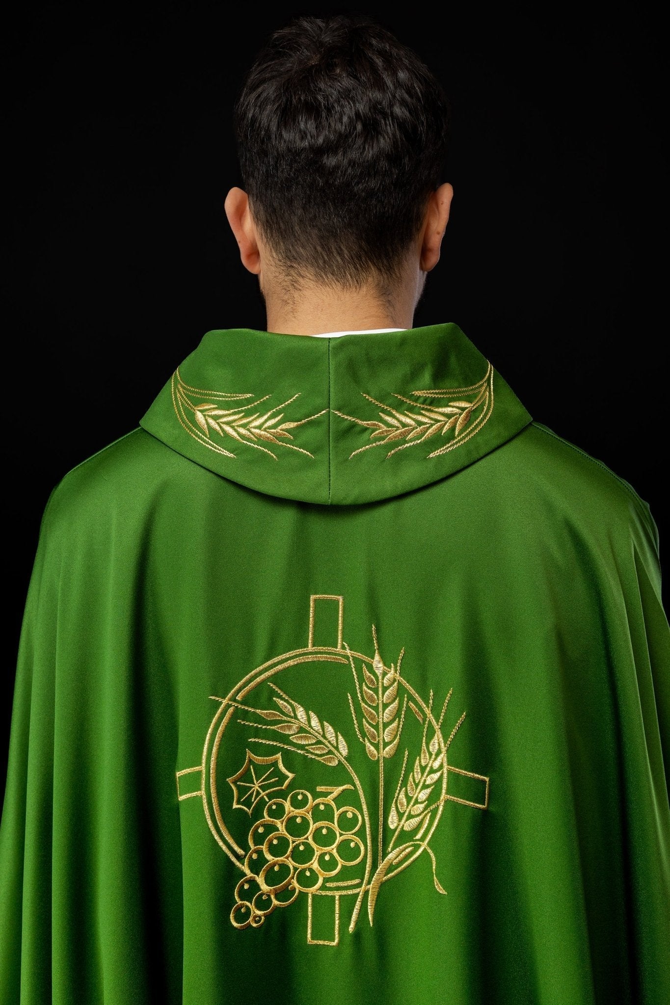 Chasuble avec croix brodée et motifs d'oreilles en vert S - 7054 - 01 - 53 - CHASUBLES.FR