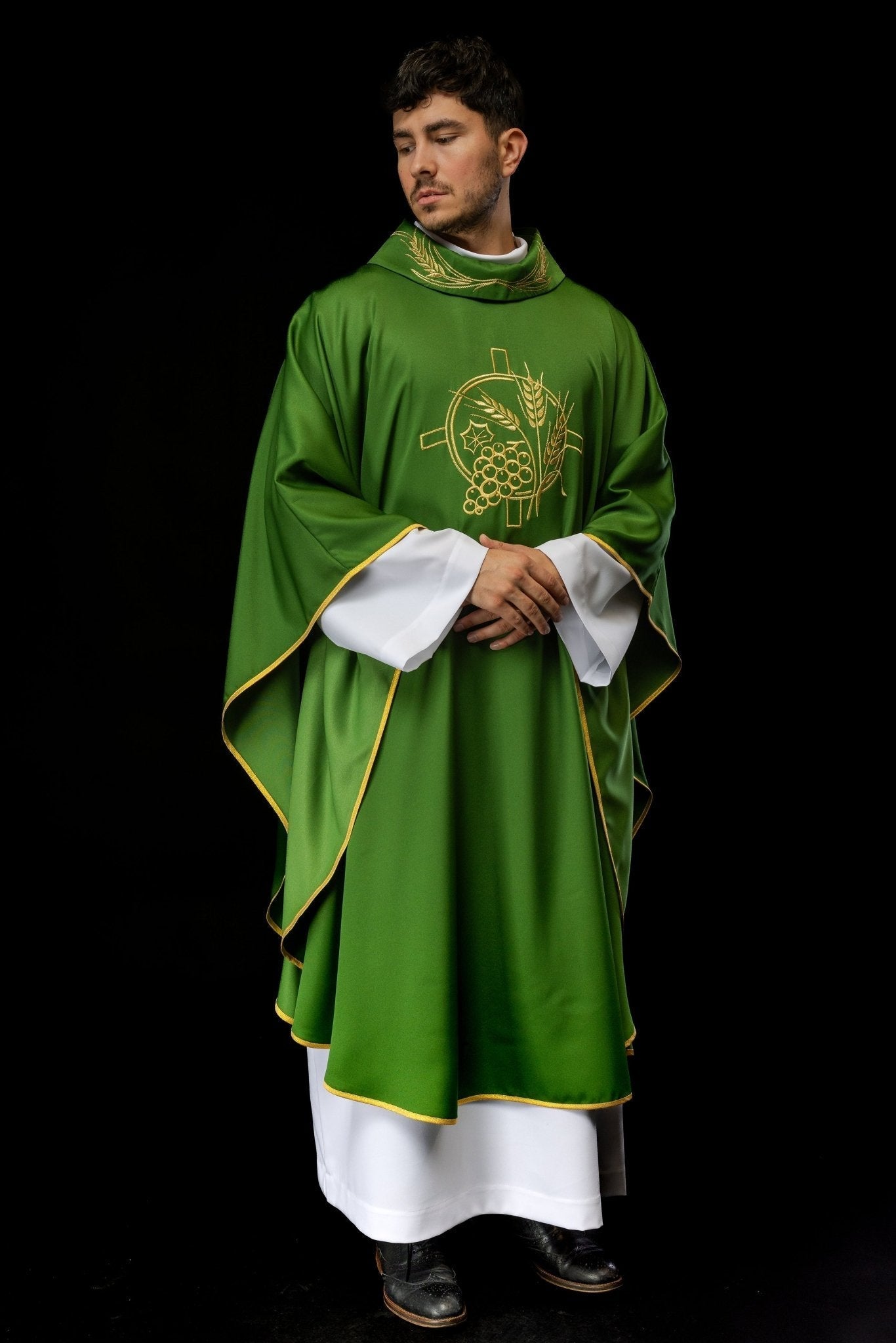 Chasuble avec croix brodée et motifs d'oreilles en vert S - 7054 - 01 - 53 - CHASUBLES.FR