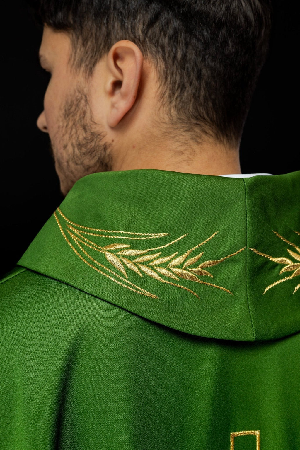 Chasuble avec croix brodée et motifs d'oreilles en vert S - 7054 - 01 - 53 - CHASUBLES.FR