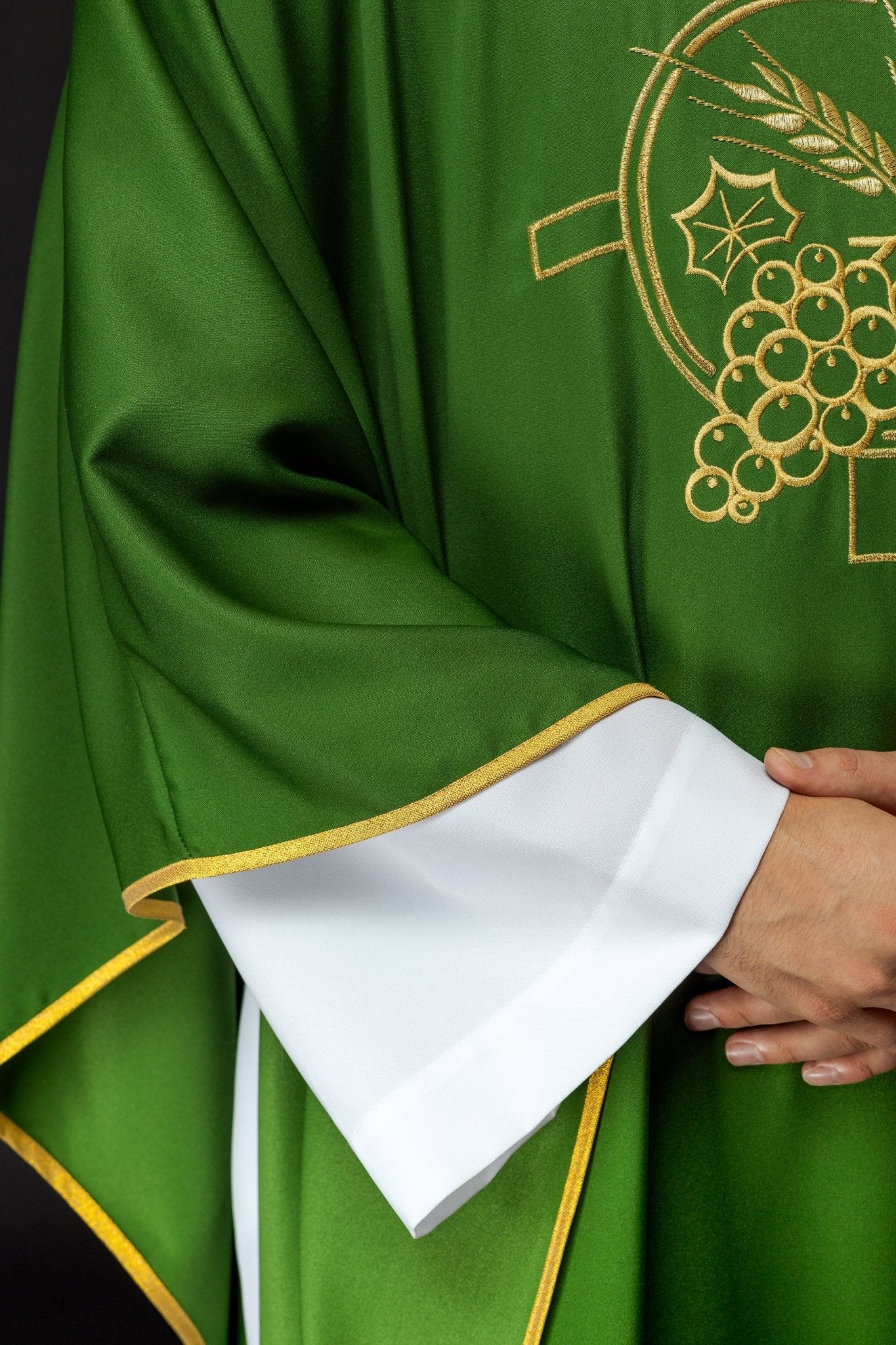 Chasuble avec croix brodée et motifs d'oreilles en vert S - 7054 - 01 - 53 - CHASUBLES.FR