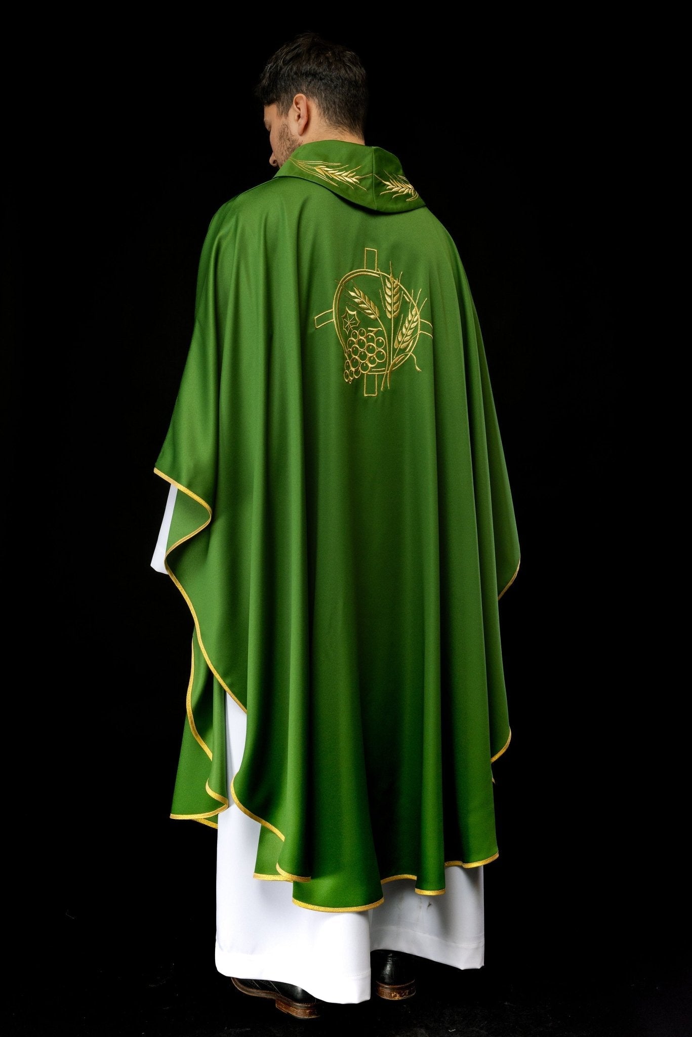 Chasuble avec croix brodée et motifs d'oreilles en vert S - 7054 - 01 - 53 - CHASUBLES.FR