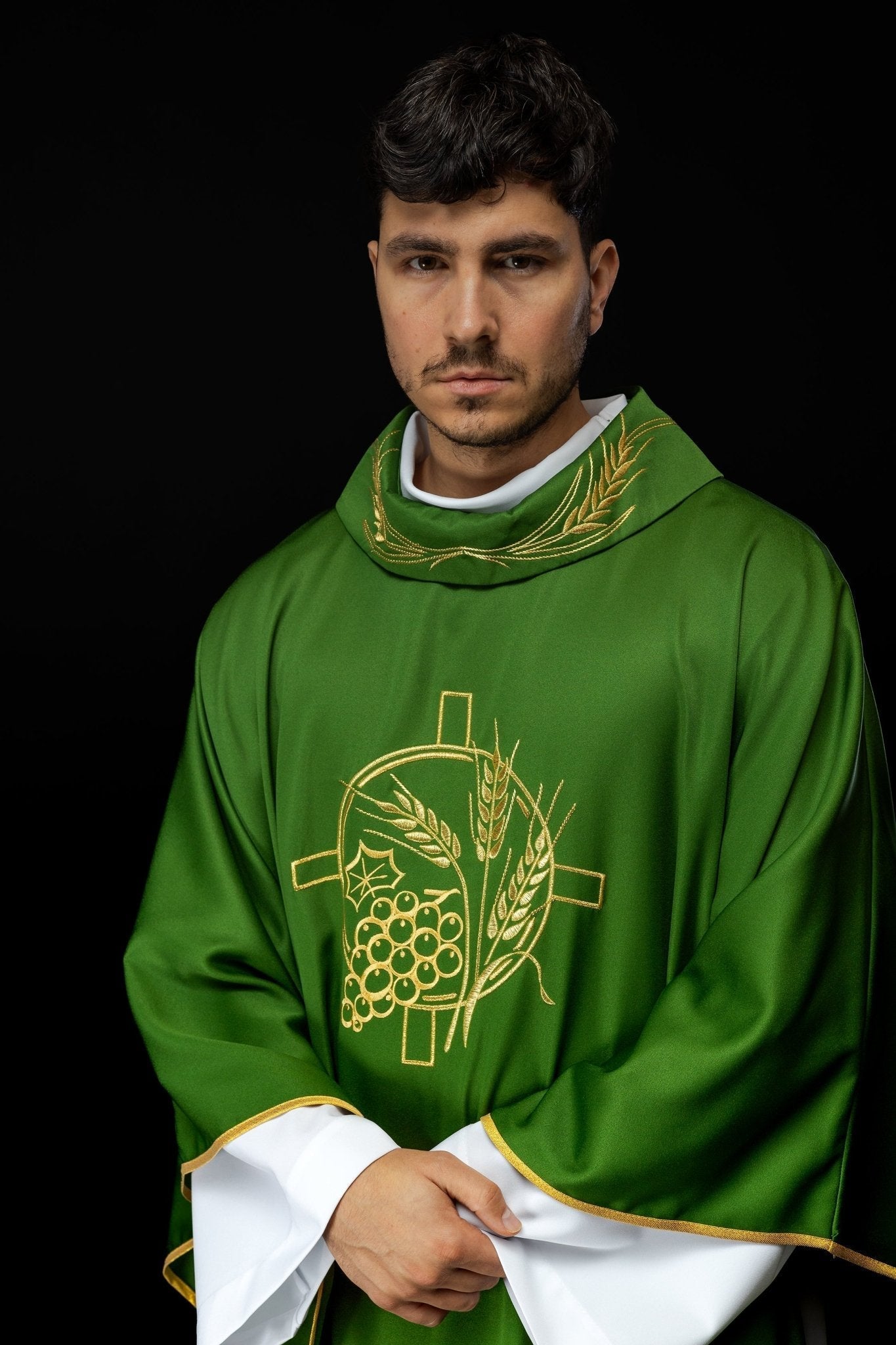 Chasuble avec croix brodée et motifs d'oreilles en vert S - 7054 - 01 - 53 - CHASUBLES.FR