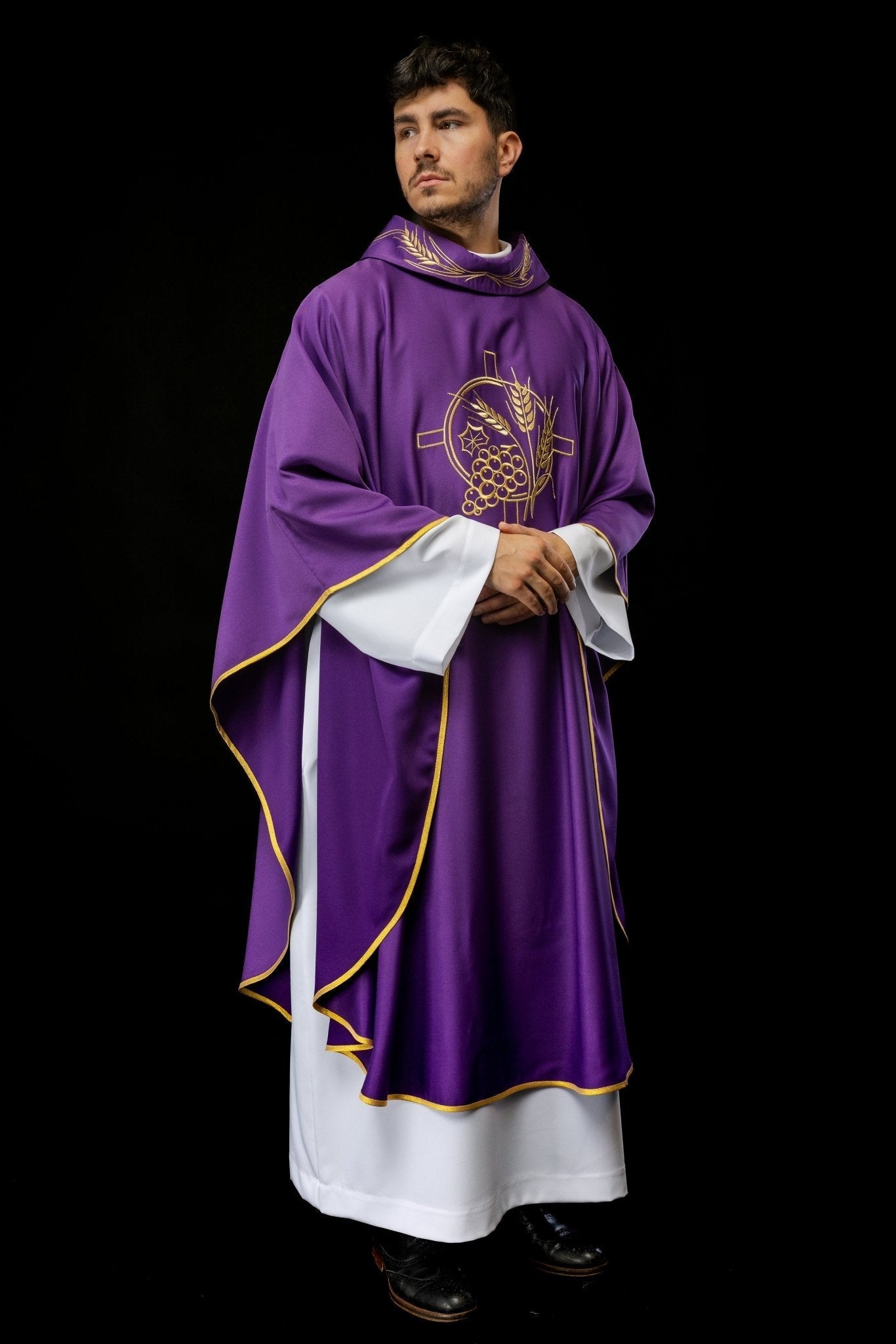 Chasuble avec croix brodée et motifs d'oreilles en violet S - 7054 - 03 - 53 - CHASUBLES.FR