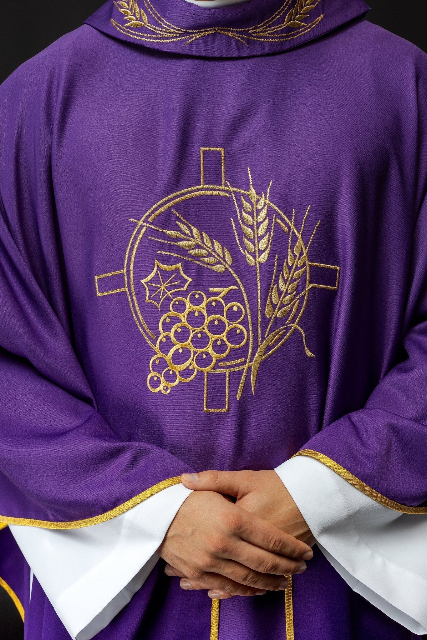 Chasuble avec croix brodée et motifs d'oreilles en violet S - 7054 - 03 - 53 - CHASUBLES.FR