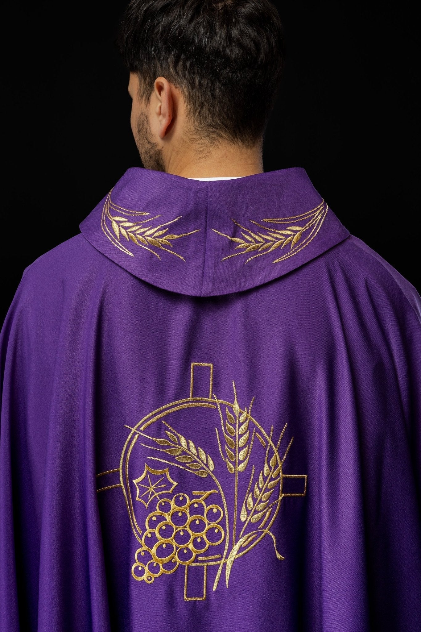 Chasuble avec croix brodée et motifs d'oreilles en violet S - 7054 - 03 - 53 - CHASUBLES.FR