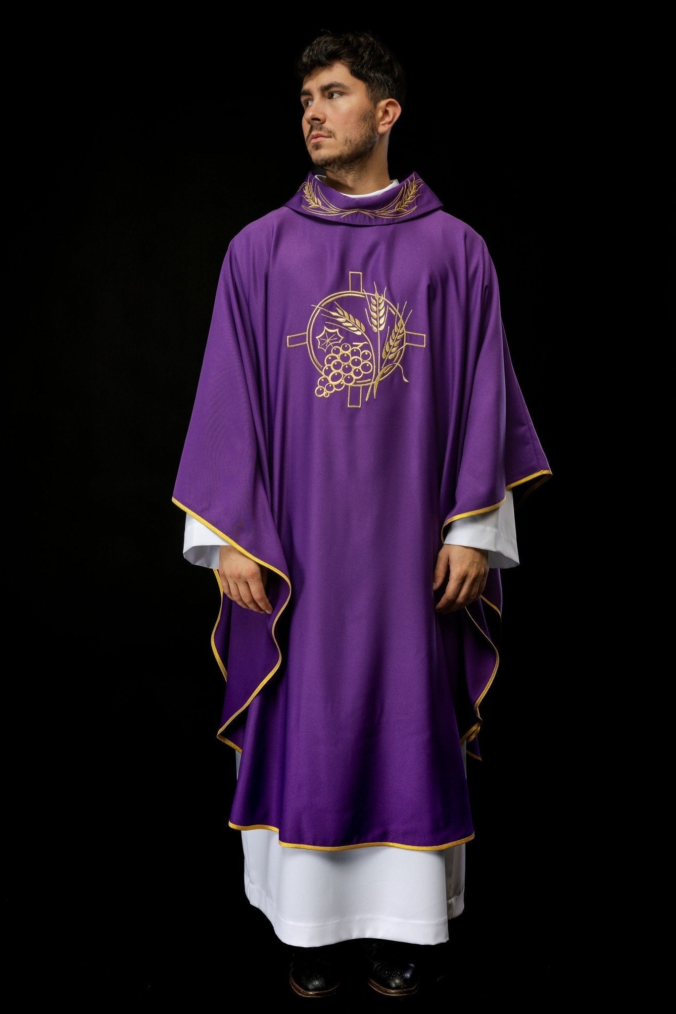 Chasuble avec croix brodée et motifs d'oreilles en violet S - 7054 - 03 - 53 - CHASUBLES.FR