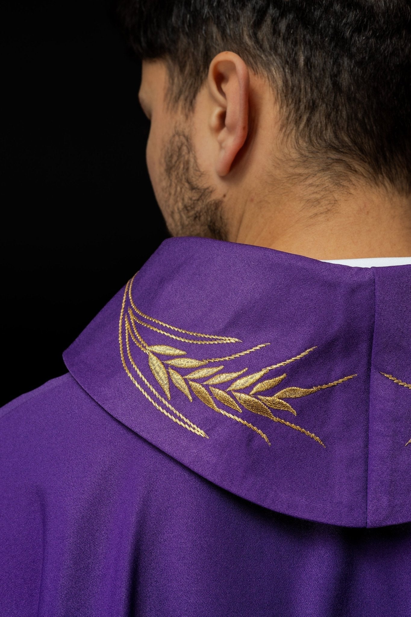 Chasuble avec croix brodée et motifs d'oreilles en violet S - 7054 - 03 - 53 - CHASUBLES.FR