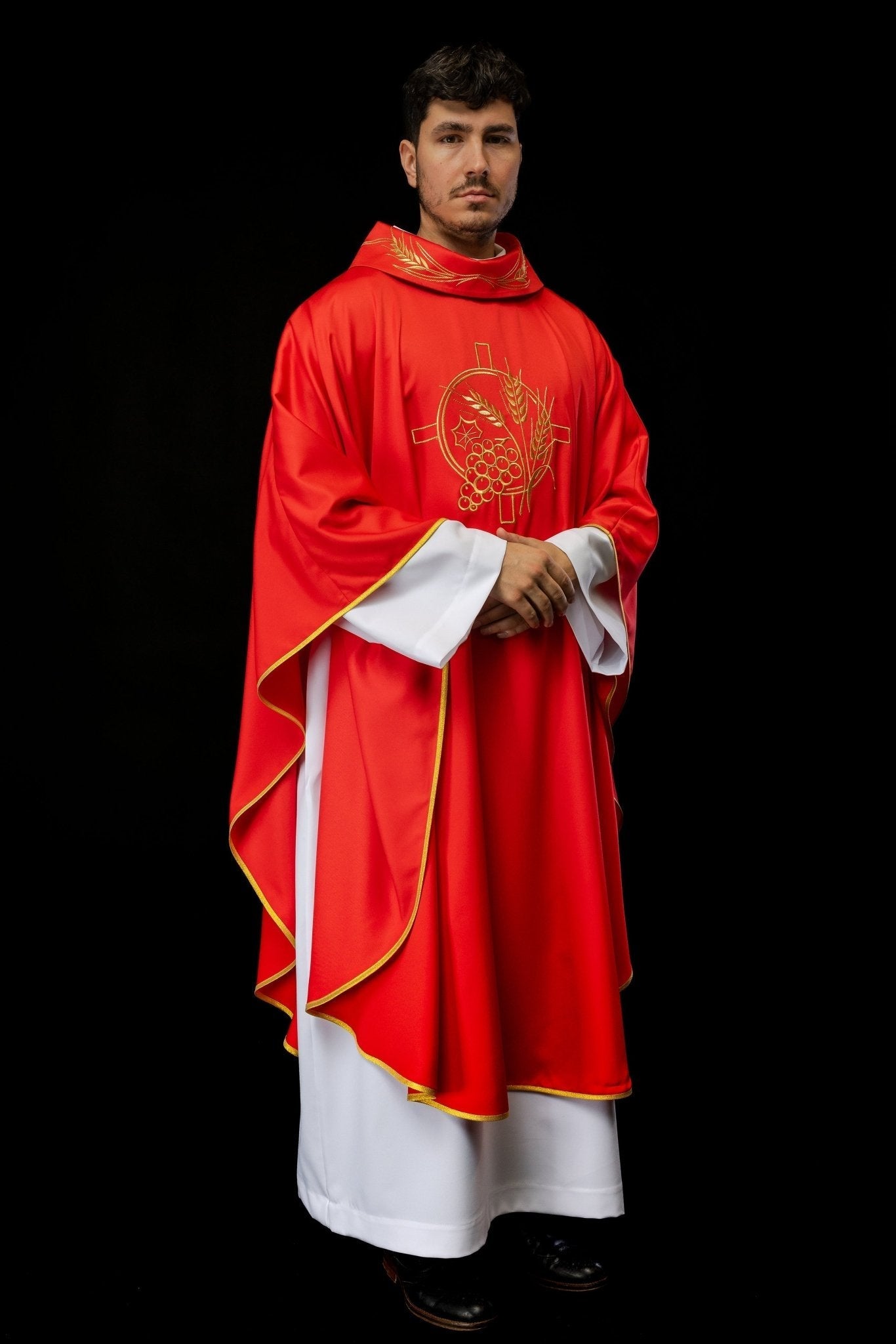 Chasuble avec croix brodée et motifs d'oreilles rouges S - 7054 - 02 - 53 - CHASUBLES.FR