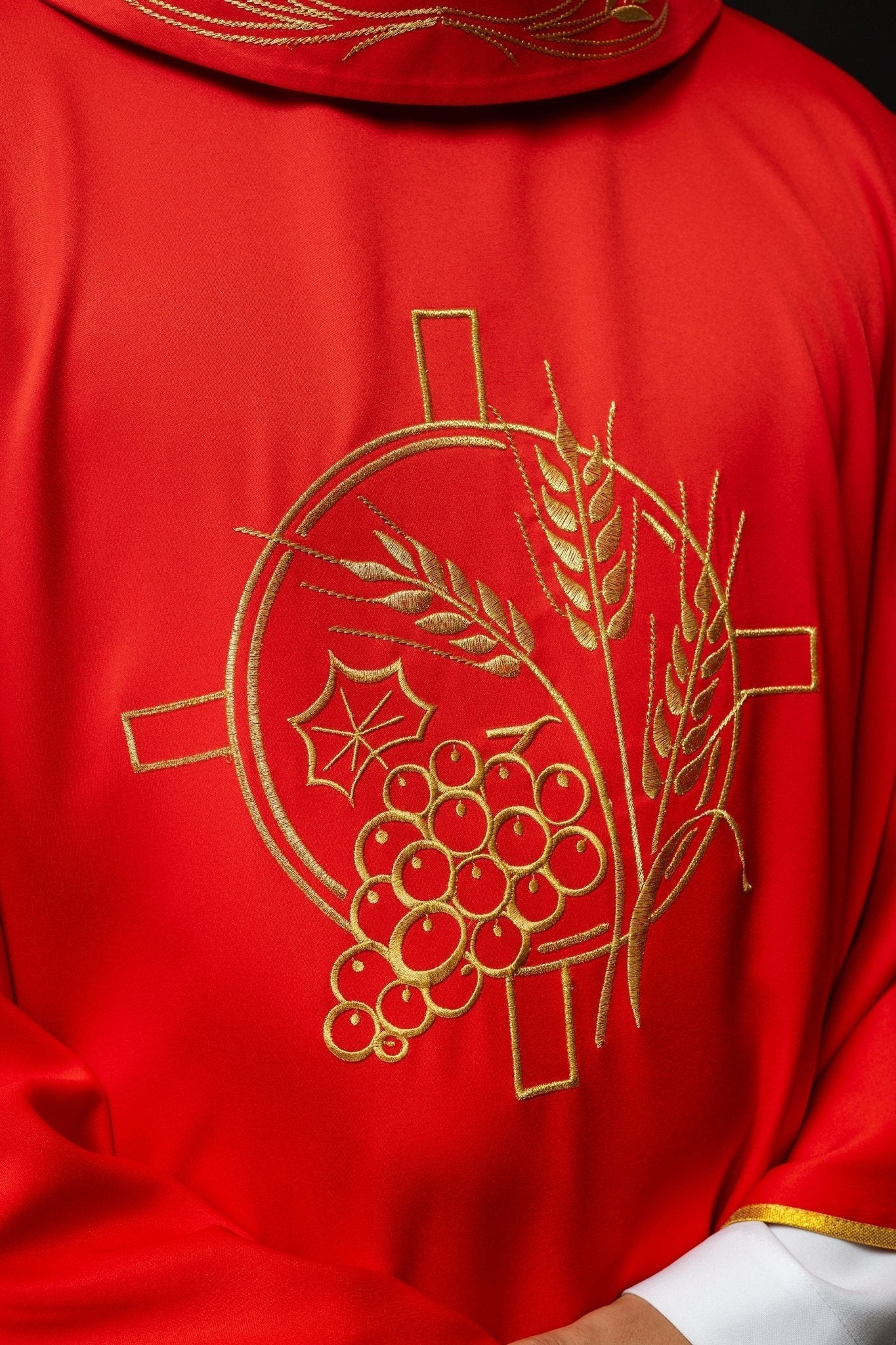Chasuble avec croix brodée et motifs d'oreilles rouges S - 7054 - 02 - 53 - CHASUBLES.FR