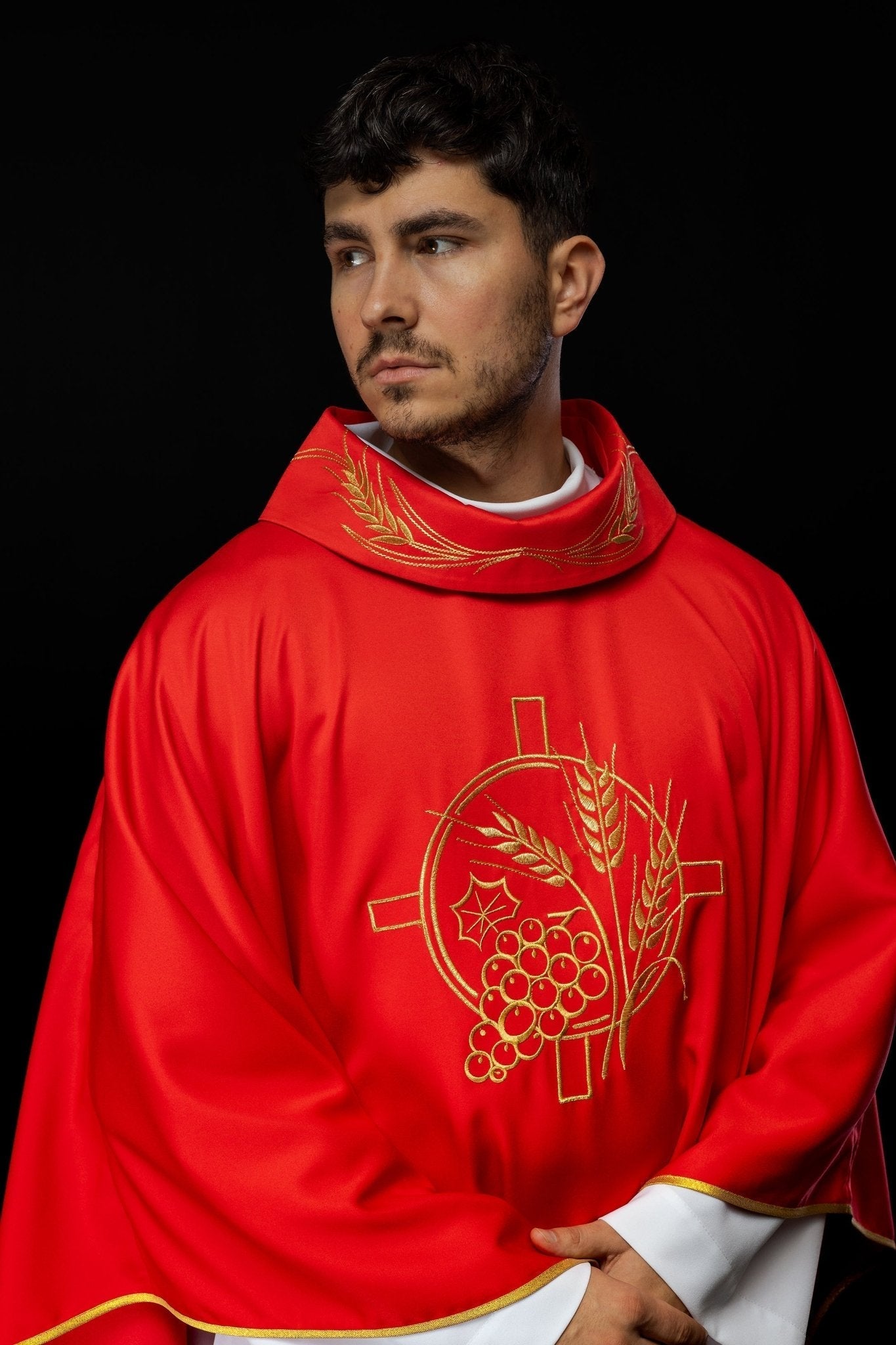 Chasuble avec croix brodée et motifs d'oreilles rouges S - 7054 - 02 - 53 - CHASUBLES.FR
