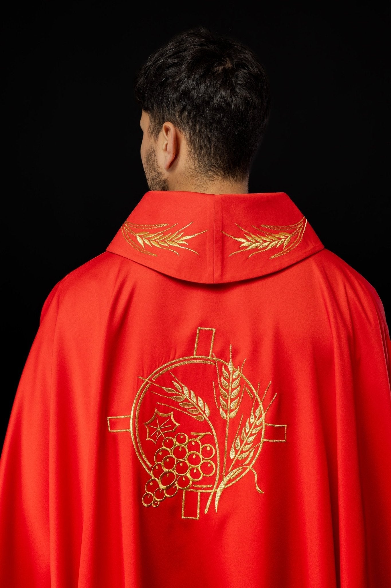Chasuble avec croix brodée et motifs d'oreilles rouges S - 7054 - 02 - 53 - CHASUBLES.FR