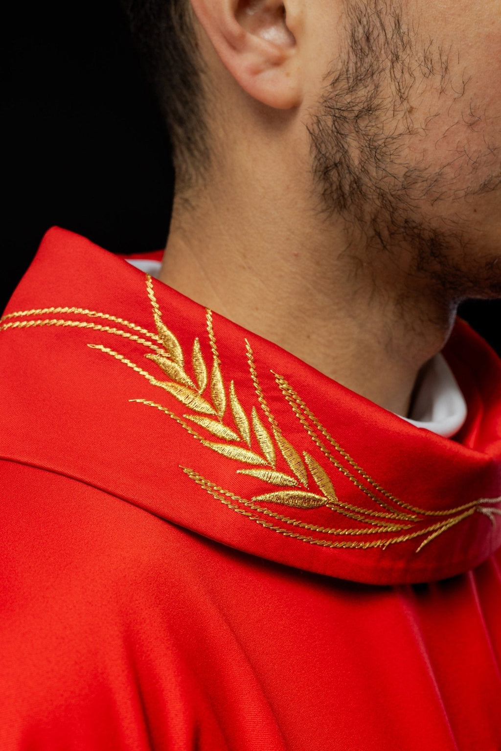 Chasuble avec croix brodée et motifs d'oreilles rouges S - 7054 - 02 - 53 - CHASUBLES.FR