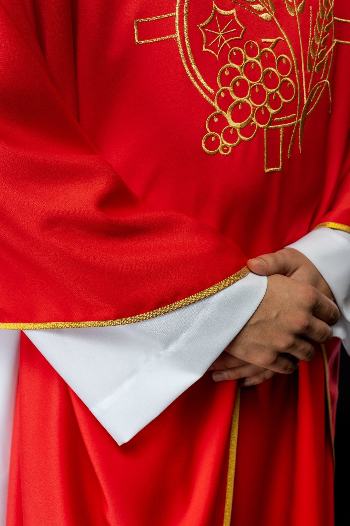 Chasuble avec croix brodée et motifs d'oreilles rouges S - 7054 - 02 - 53 - CHASUBLES.FR