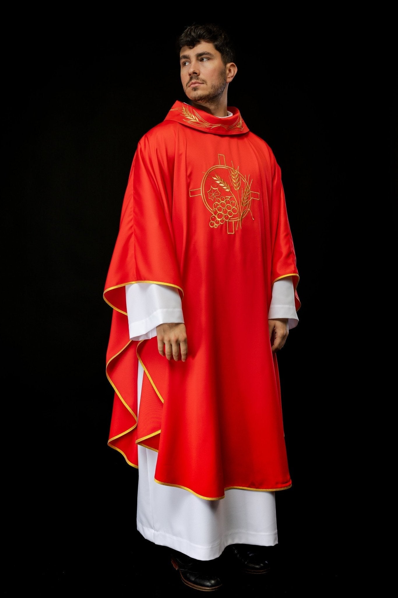 Chasuble avec croix brodée et motifs d'oreilles rouges S - 7054 - 02 - 53 - CHASUBLES.FR