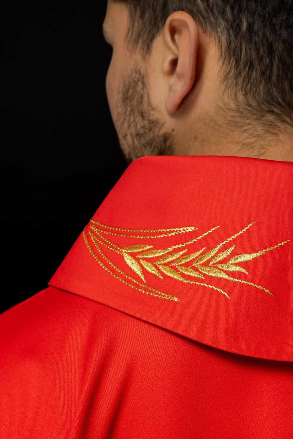 Chasuble avec croix brodée et motifs d'oreilles rouges S - 7054 - 02 - 53 - CHASUBLES.FR