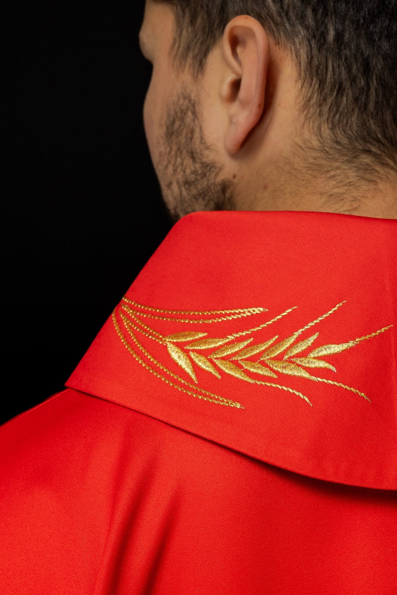 Chasuble avec croix brodée et motifs d'oreilles rouges S - 7054 - 02 - 53 - CHASUBLES.FR
