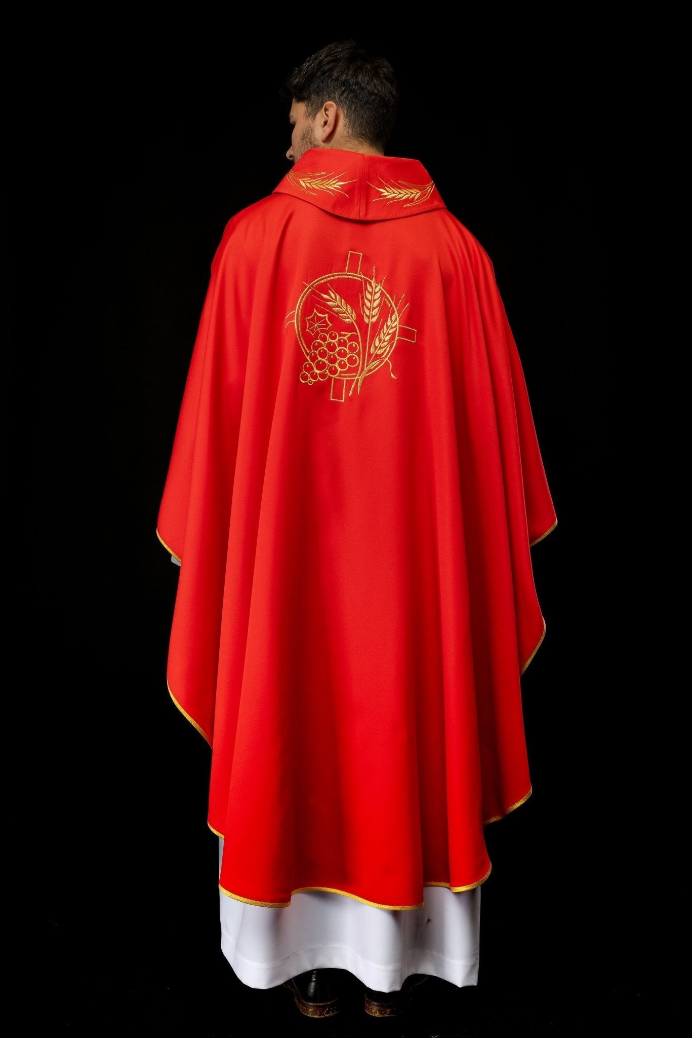 Chasuble avec croix brodée et motifs d'oreilles rouges S - 7054 - 02 - 53 - CHASUBLES.FR