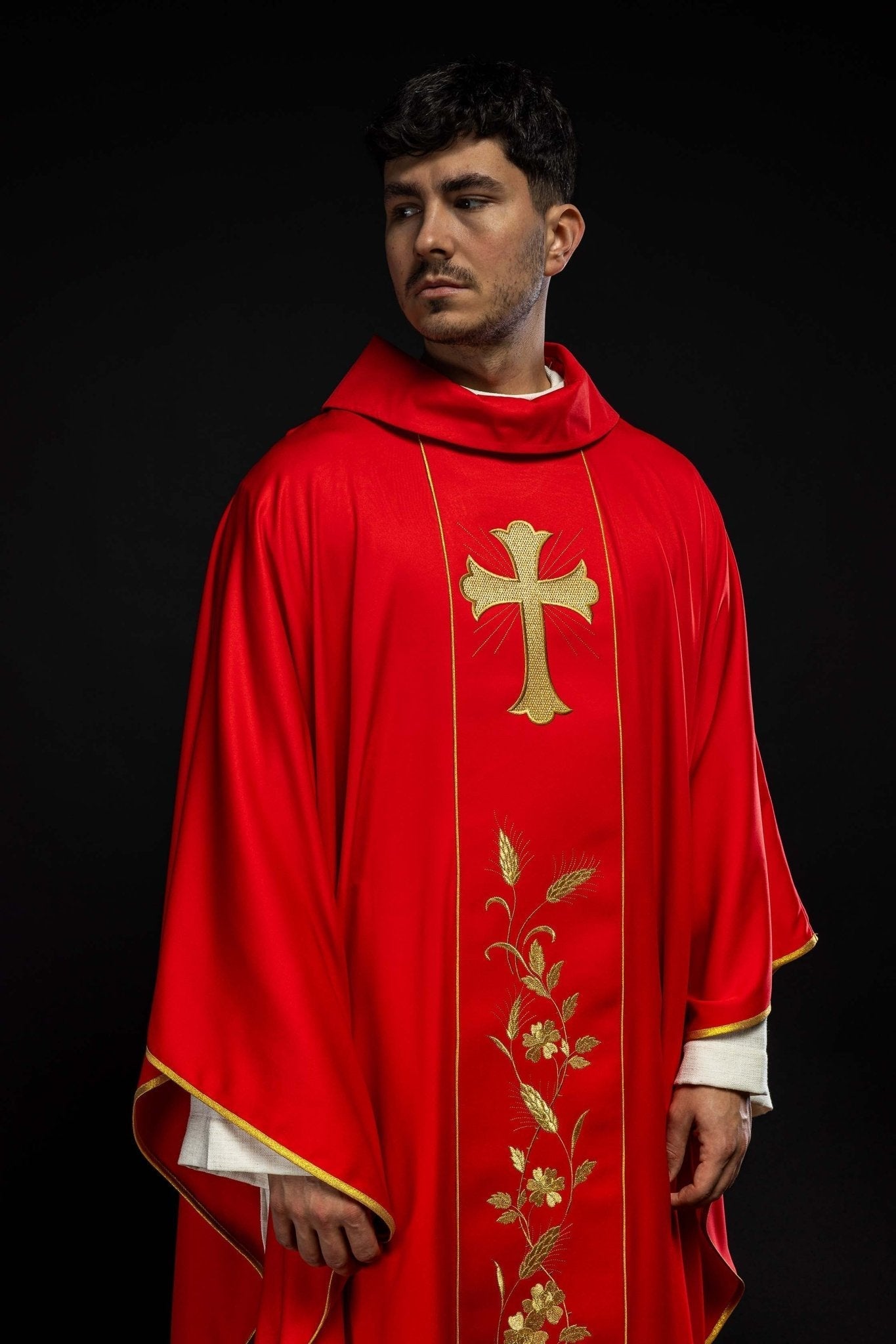 Chasuble avec croix brodée et oreilles en rouge KOR/375/02/53 CZERWONY - CHASUBLES.FR