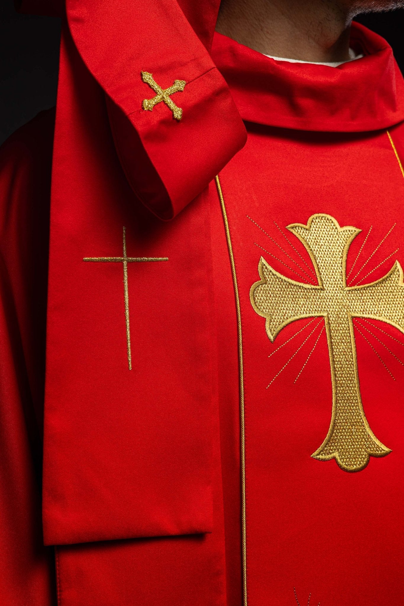 Chasuble avec croix brodée et oreilles en rouge KOR/375/02/53 CZERWONY - CHASUBLES.FR