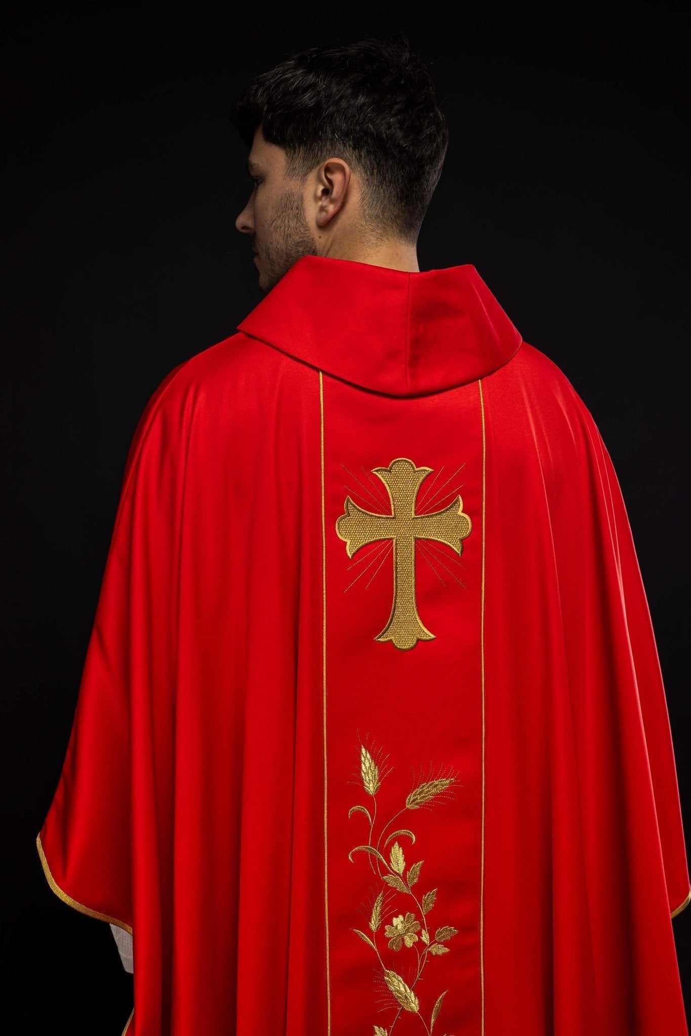 Chasuble avec croix brodée et oreilles en rouge KOR/375/02/53 CZERWONY - CHASUBLES.FR