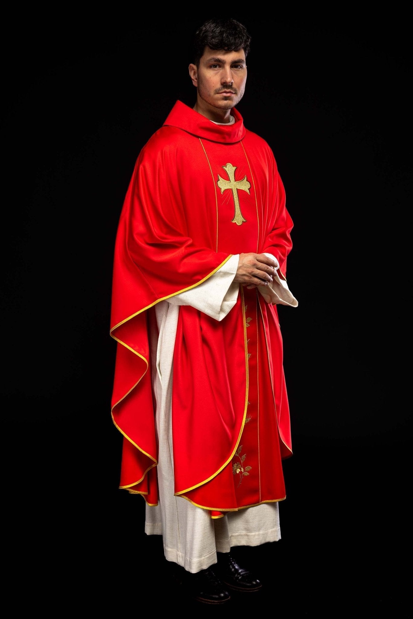 Chasuble avec croix brodée et oreilles en rouge KOR/375/02/53 CZERWONY - CHASUBLES.FR