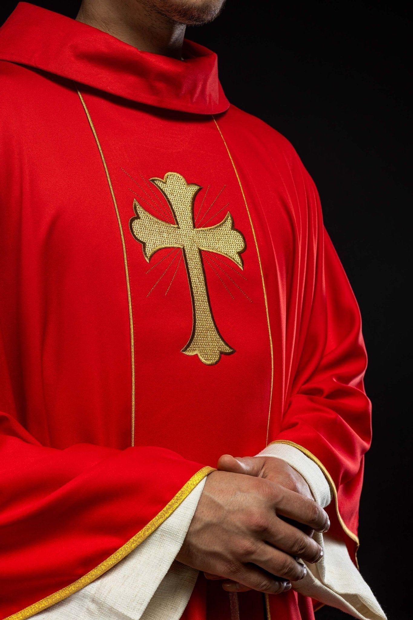 Chasuble avec croix brodée et oreilles en rouge KOR/375/02/53 CZERWONY - CHASUBLES.FR