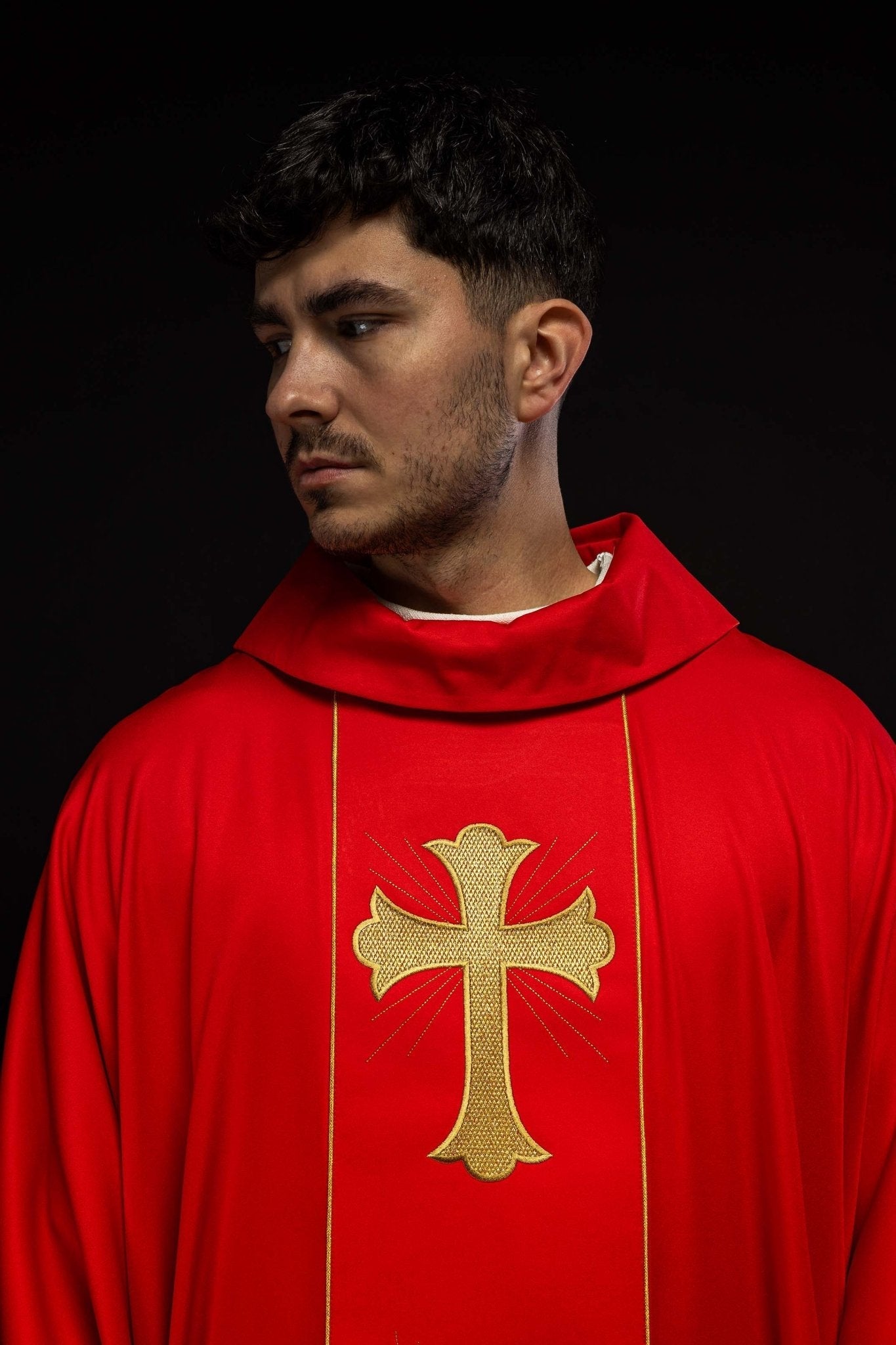 Chasuble avec croix brodée et oreilles en rouge KOR/375/02/53 CZERWONY - CHASUBLES.FR