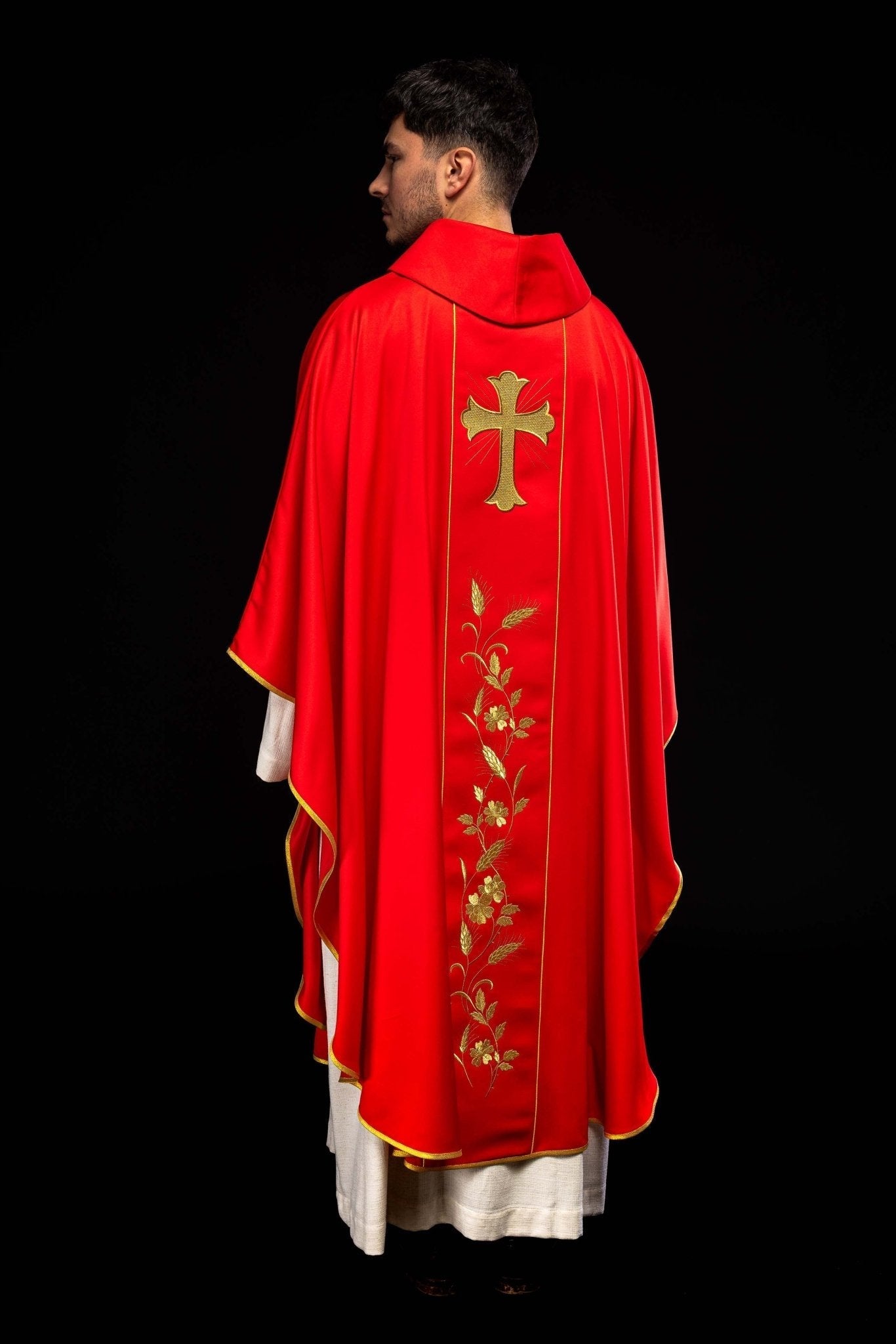 Chasuble avec croix brodée et oreilles en rouge KOR/375/02/53 CZERWONY - CHASUBLES.FR