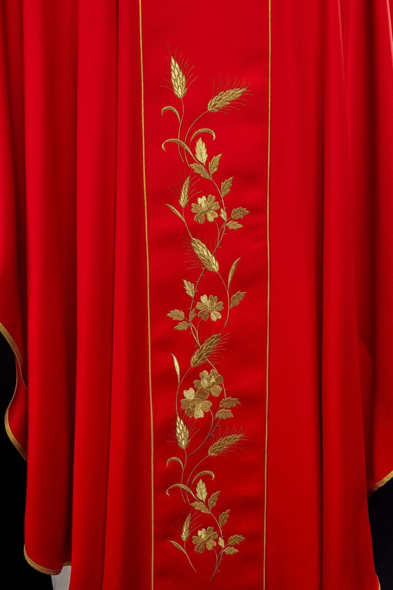 Chasuble avec croix brodée et oreilles en rouge KOR/375/02/53 CZERWONY - CHASUBLES.FR