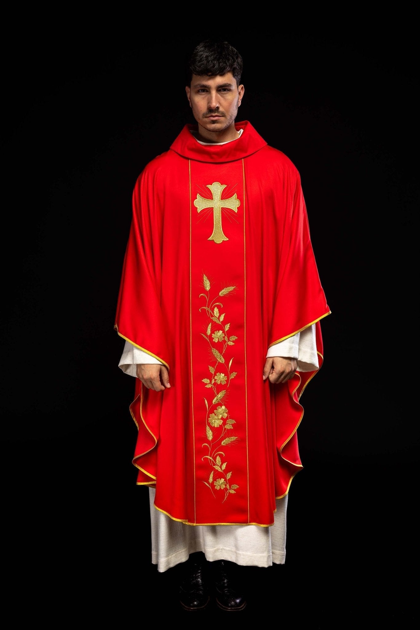 Chasuble avec croix brodée et oreilles en rouge KOR/375/02/53 CZERWONY - CHASUBLES.FR