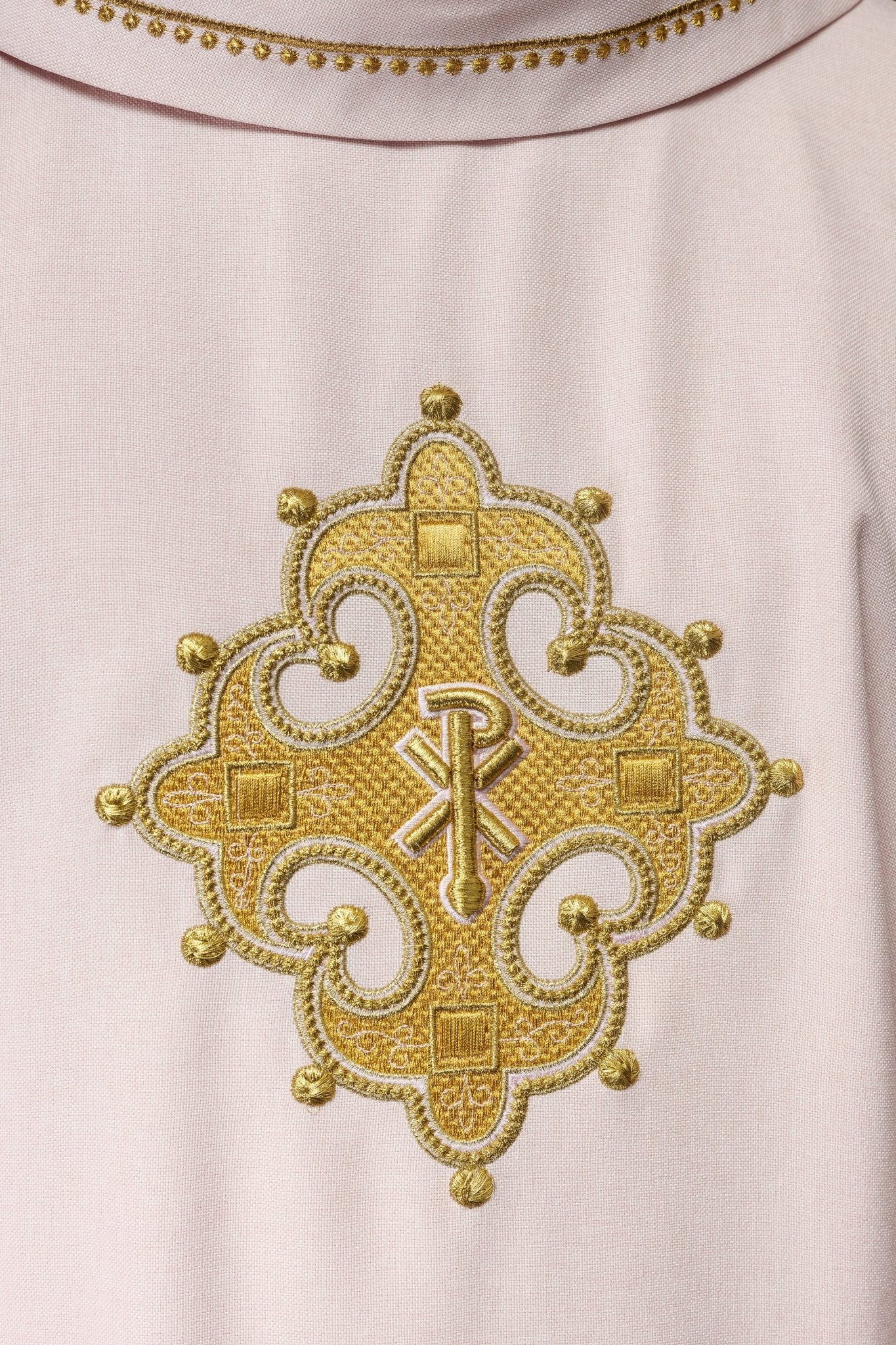 Chasuble avec croix brodée et passepoil doré sur le col en couleur rose S - 7065 - 08 - 70 - CHASUBLES.FR