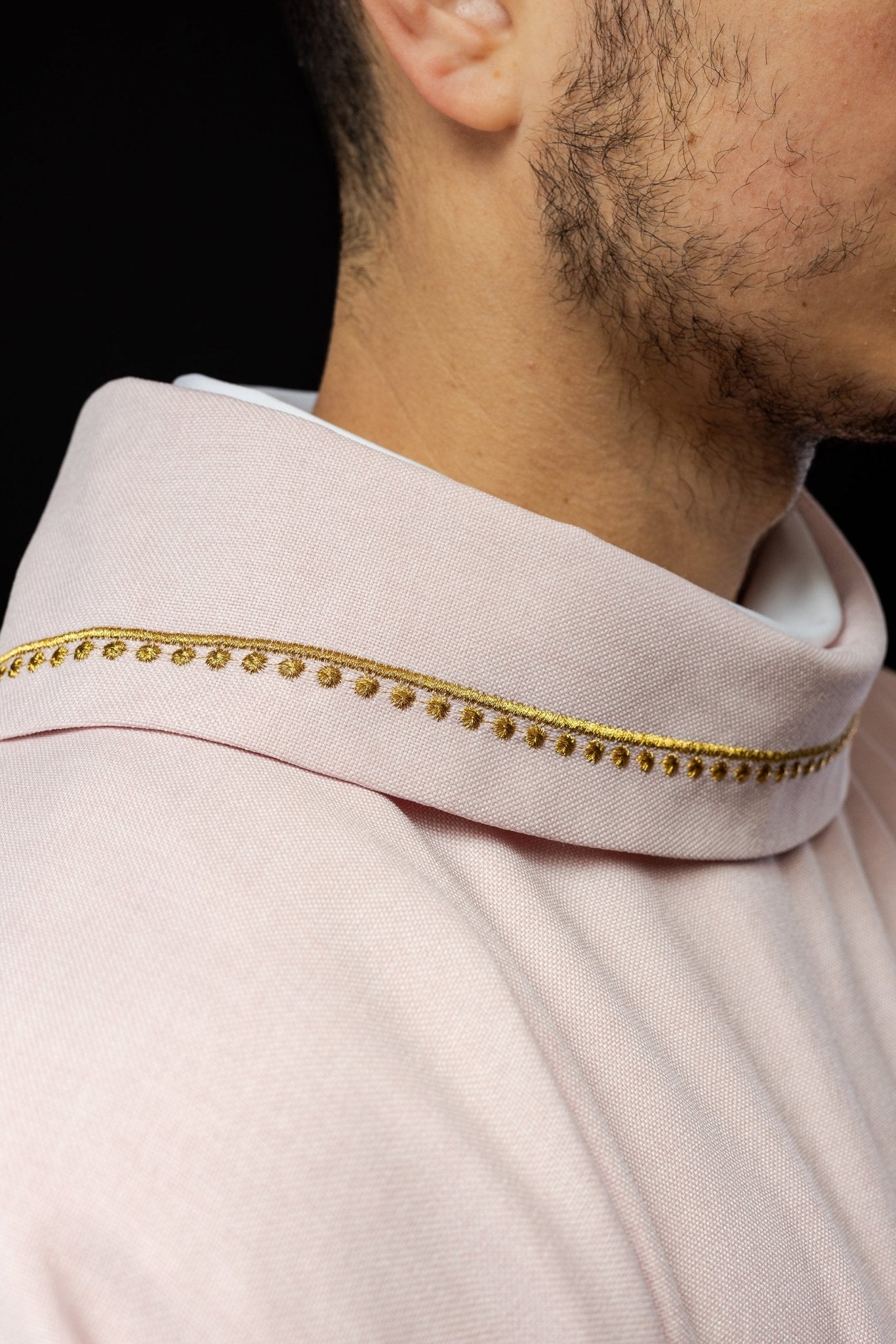 Chasuble avec croix brodée et passepoil doré sur le col en couleur rose S - 7065 - 08 - 70 - CHASUBLES.FR