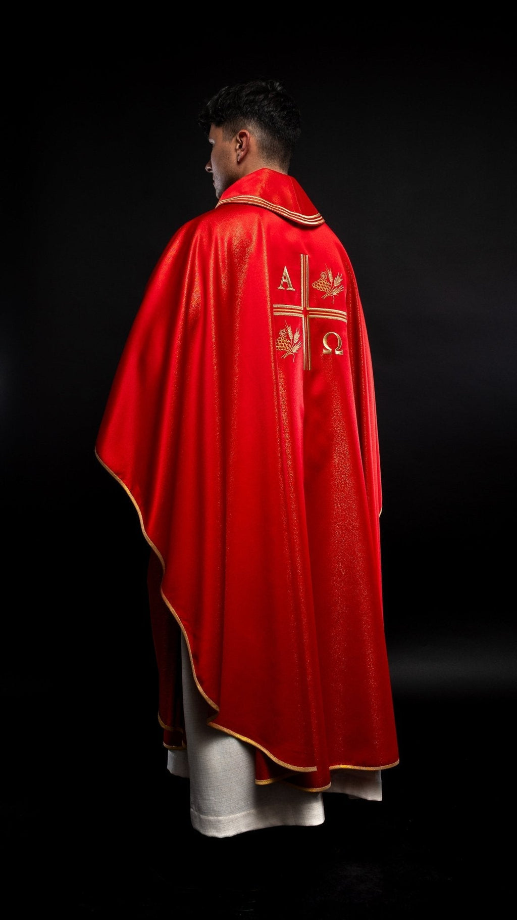 Chasuble avec croix brodée, motifs Alpha et Omega et oreilles en rouge S - 7053 - 02 - 54 - CHASUBLES.FR