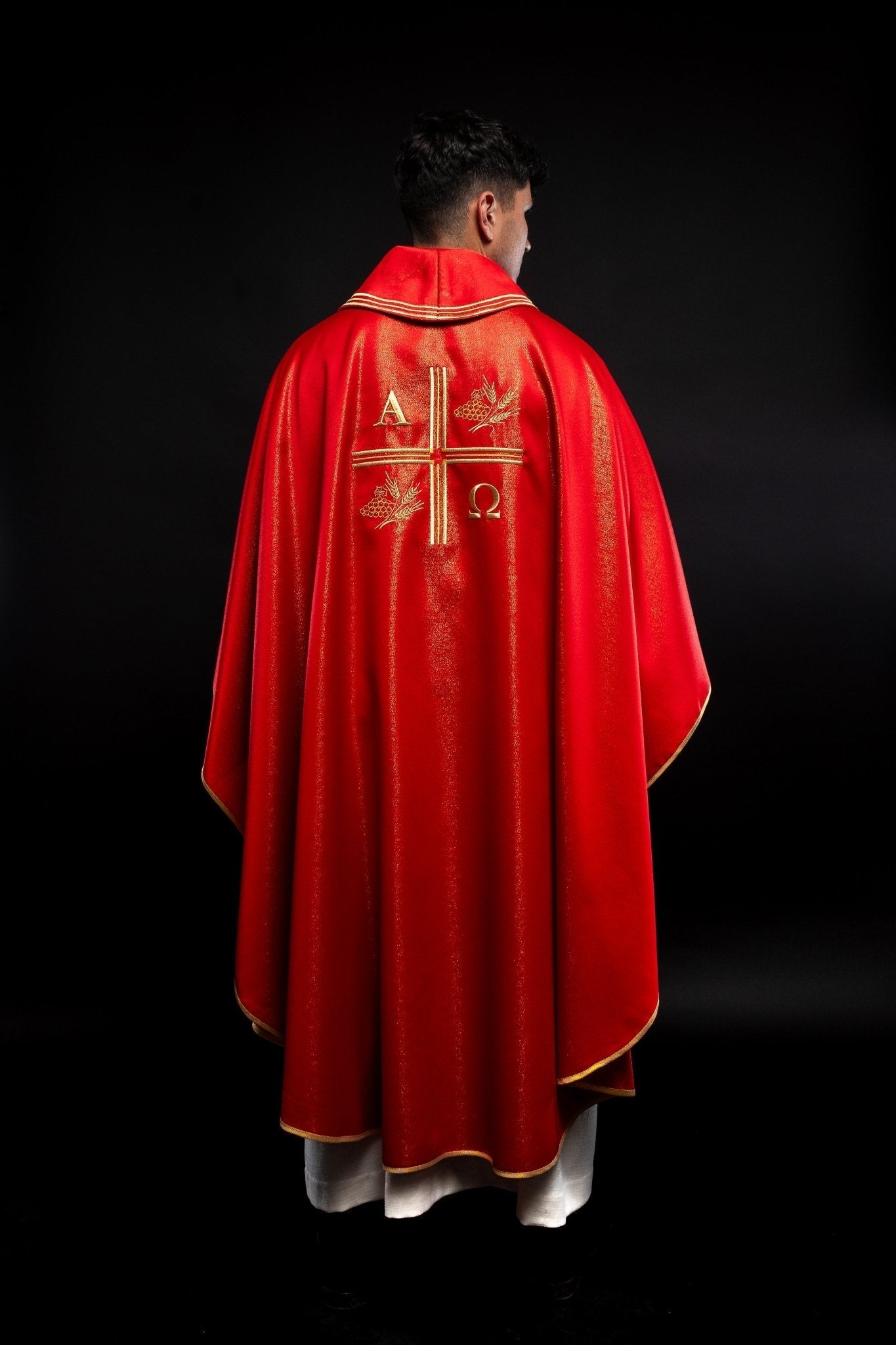 Chasuble avec croix brodée, motifs Alpha et Omega et oreilles en rouge S - 7053 - 02 - 54 - CHASUBLES.FR