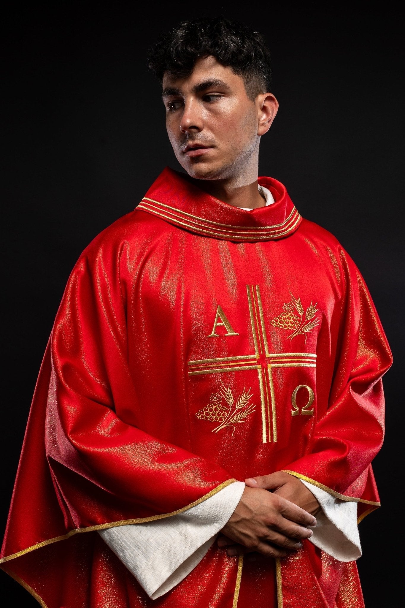 Chasuble avec croix brodée, motifs Alpha et Omega et oreilles en rouge S - 7053 - 02 - 54 - CHASUBLES.FR
