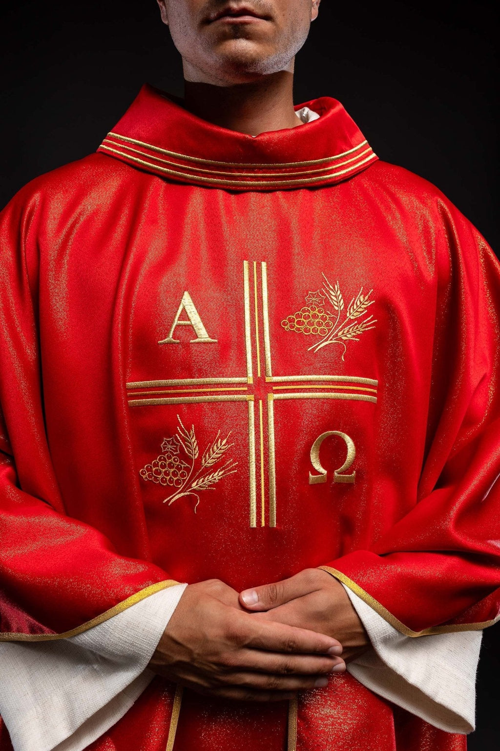 Chasuble avec croix brodée, motifs Alpha et Omega et oreilles en rouge S - 7053 - 02 - 54 - CHASUBLES.FR
