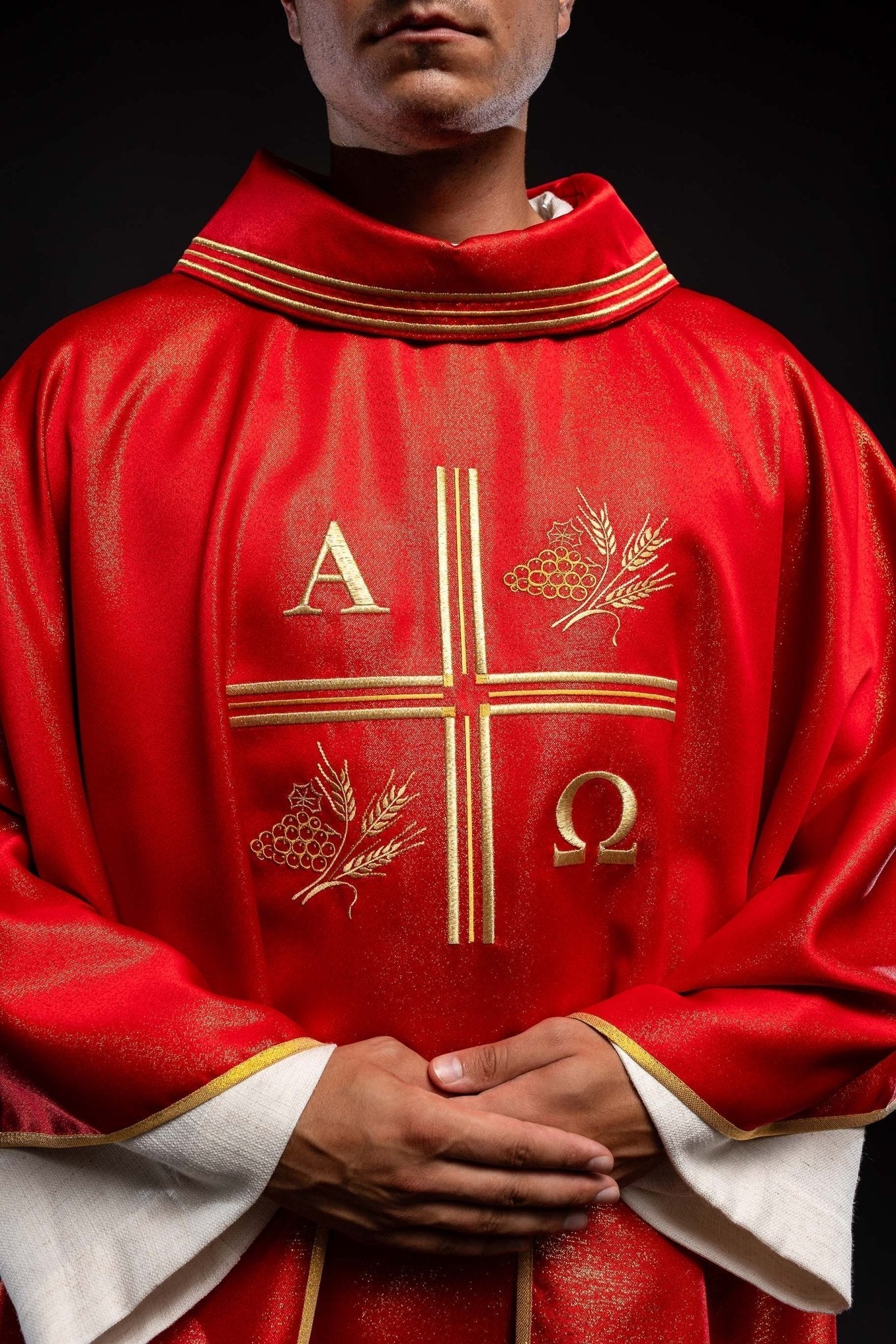 Chasuble avec croix brodée, motifs Alpha et Omega et oreilles en rouge S - 7053 - 02 - 54 - CHASUBLES.FR
