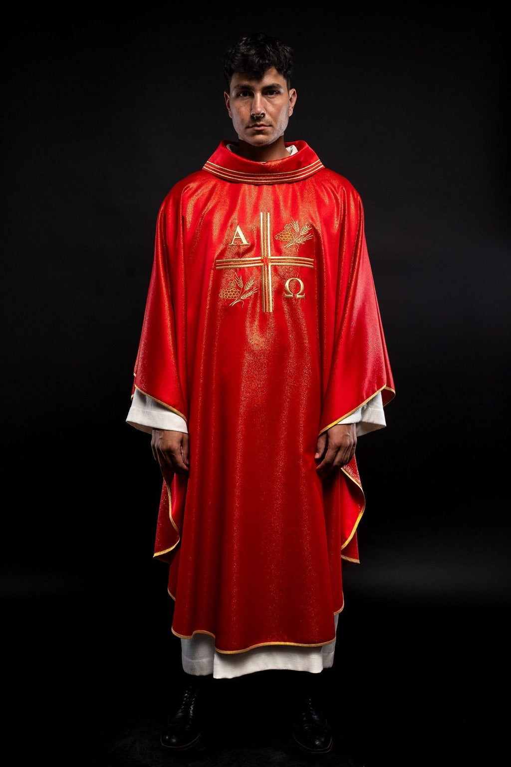 Chasuble avec croix brodée, motifs Alpha et Omega et oreilles en rouge S - 7053 - 02 - 54 - CHASUBLES.FR