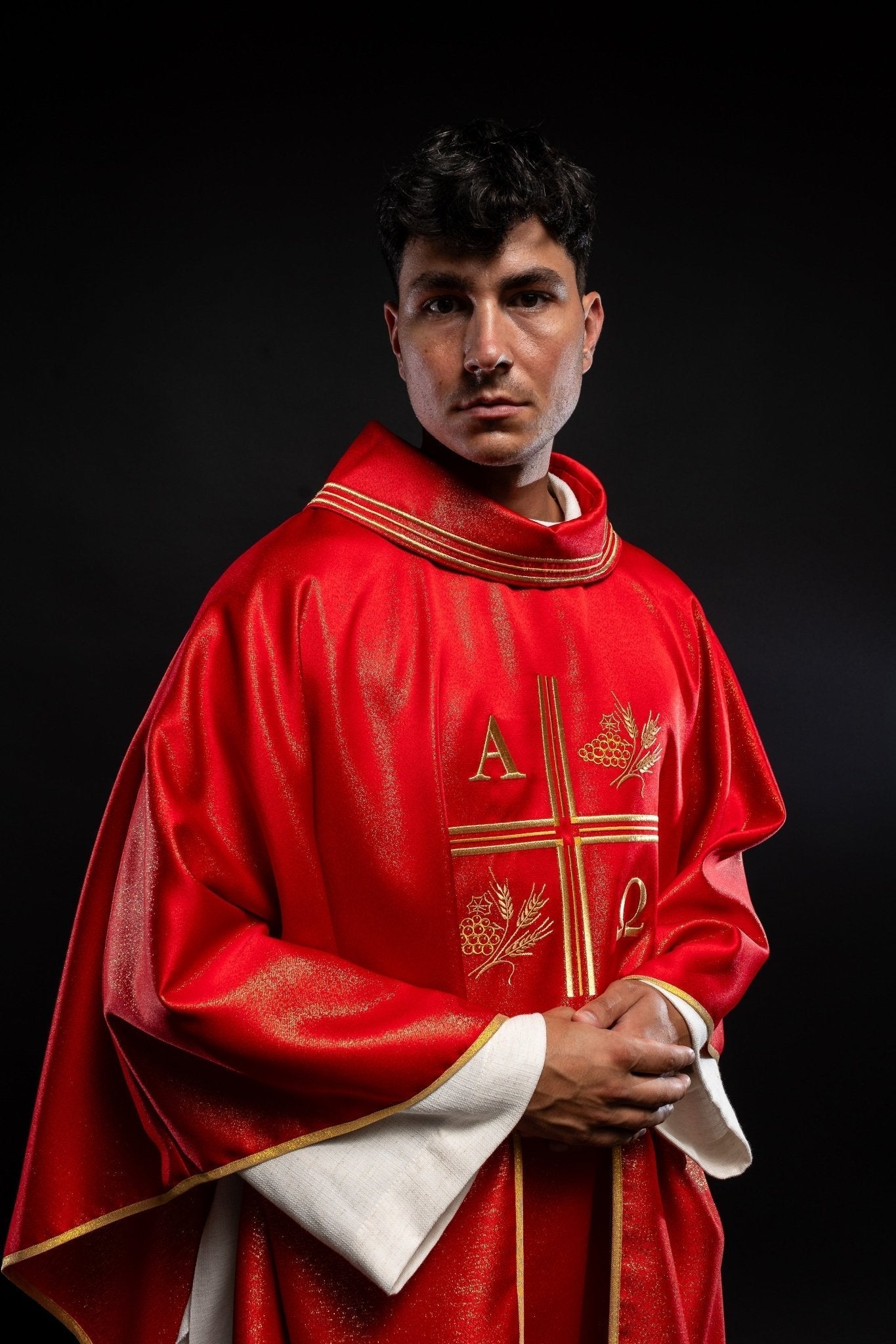 Chasuble avec croix brodée, motifs Alpha et Omega et oreilles en rouge S - 7053 - 02 - 54 - CHASUBLES.FR