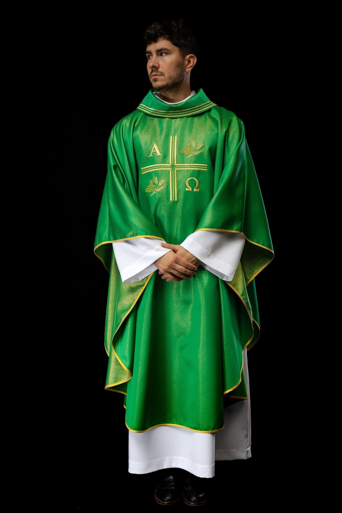 Chasuble avec croix brodée, motifs Alpha et Omega et oreilles en vert S - 7053 - 01 - 54 - CHASUBLES.FR
