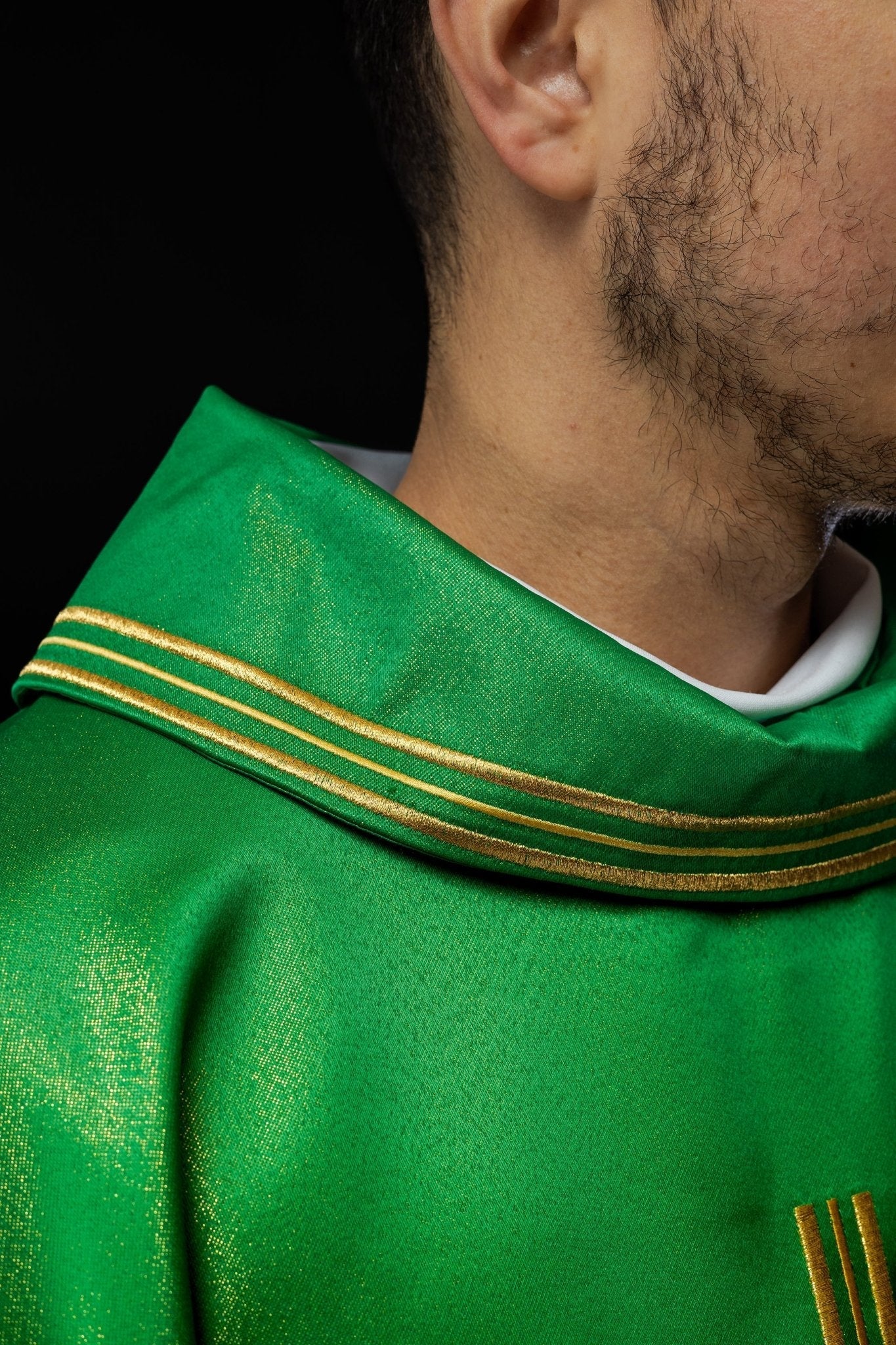 Chasuble avec croix brodée, motifs Alpha et Omega et oreilles en vert S - 7053 - 01 - 54 - CHASUBLES.FR