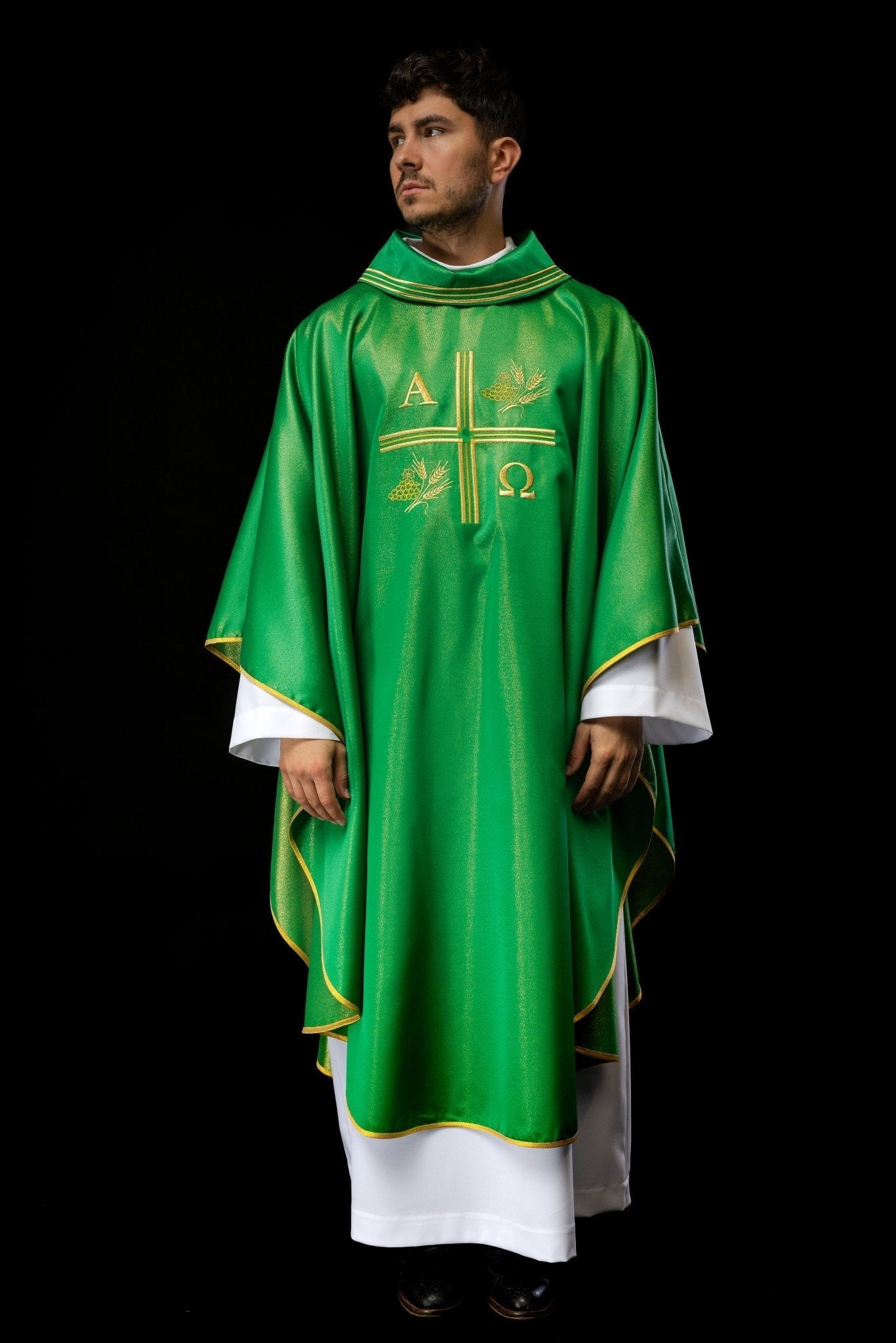 Chasuble avec croix brodée, motifs Alpha et Omega et oreilles en vert S - 7053 - 01 - 54 - CHASUBLES.FR