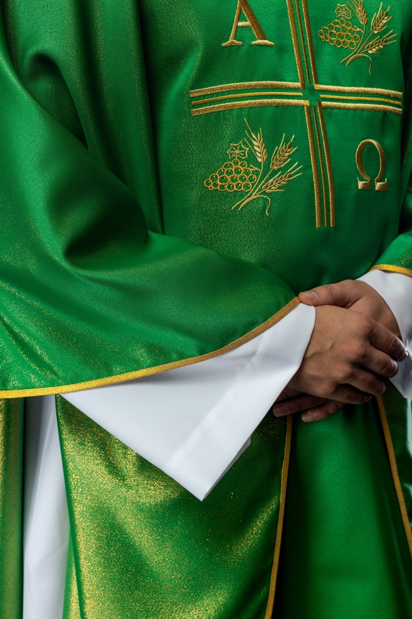 Chasuble avec croix brodée, motifs Alpha et Omega et oreilles en vert S - 7053 - 01 - 54 - CHASUBLES.FR