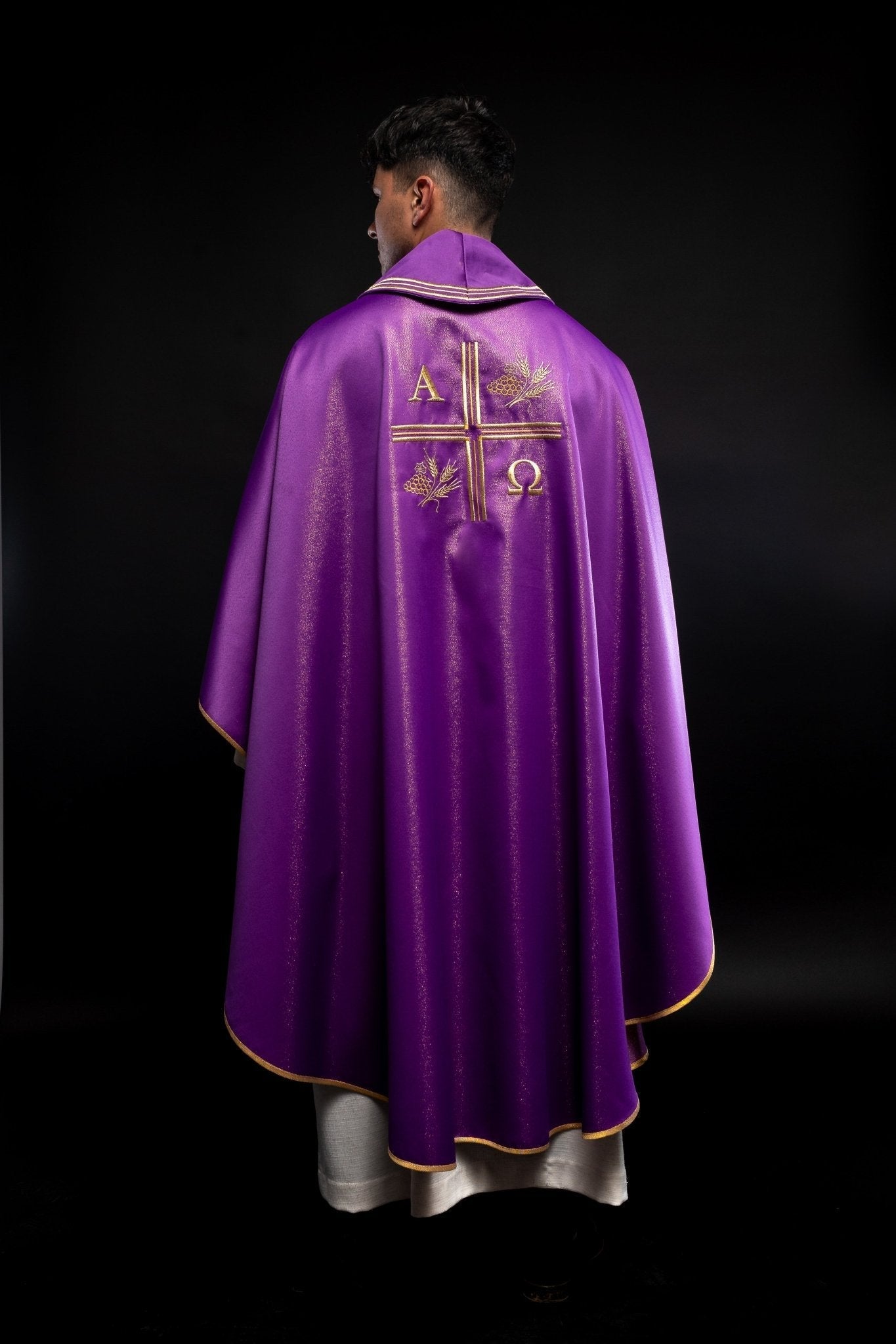 Chasuble avec croix brodée, motifs Alpha et Omega et oreilles en violet S - 7053 - 03 - 54 - CHASUBLES.FR