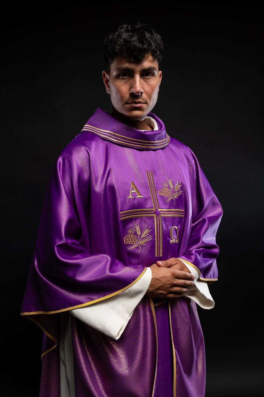 Chasuble avec croix brodée, motifs Alpha et Omega et oreilles en violet S - 7053 - 03 - 54 - CHASUBLES.FR