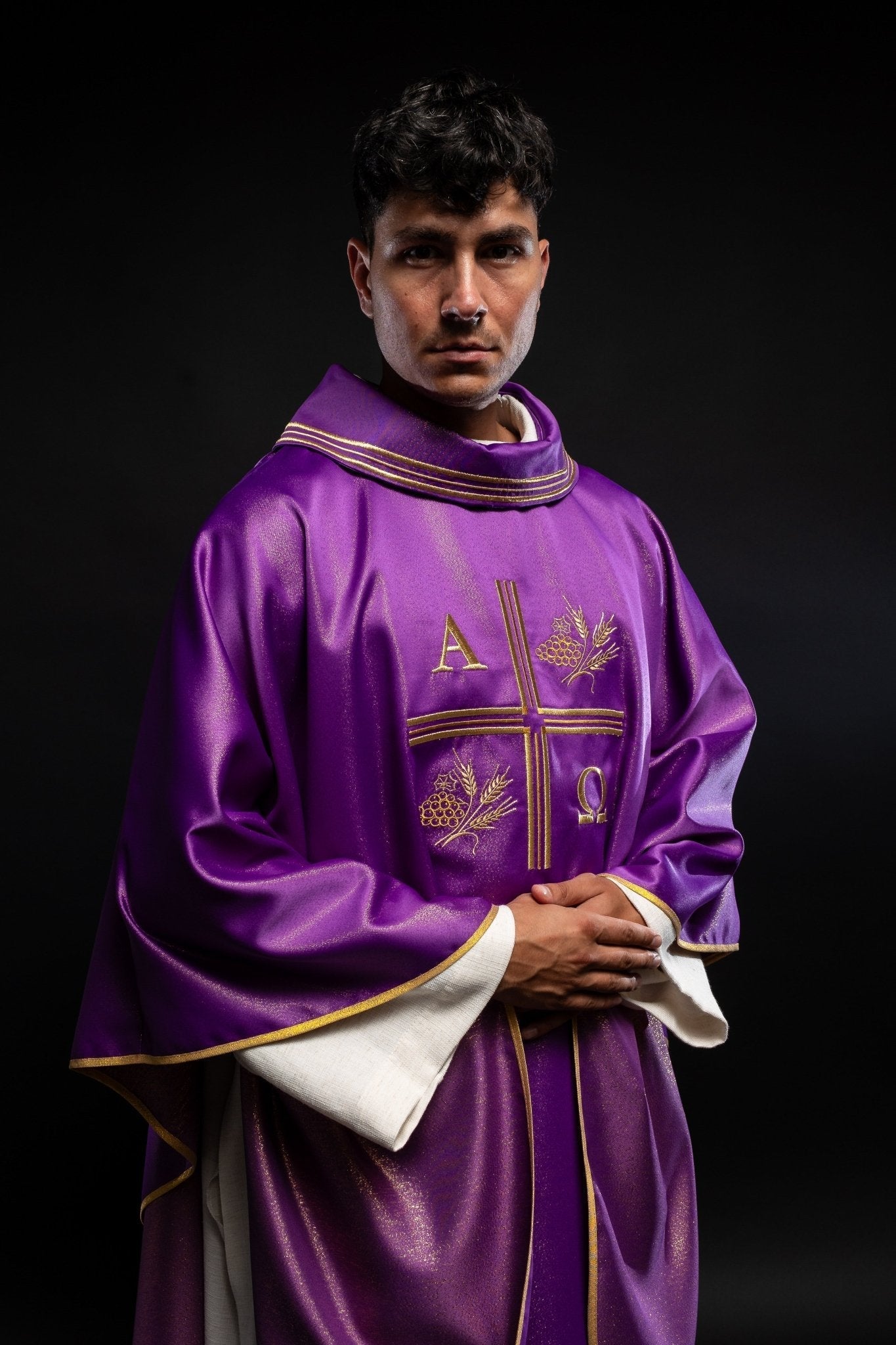 Chasuble avec croix brodée, motifs Alpha et Omega et oreilles en violet S - 7053 - 03 - 54 - CHASUBLES.FR