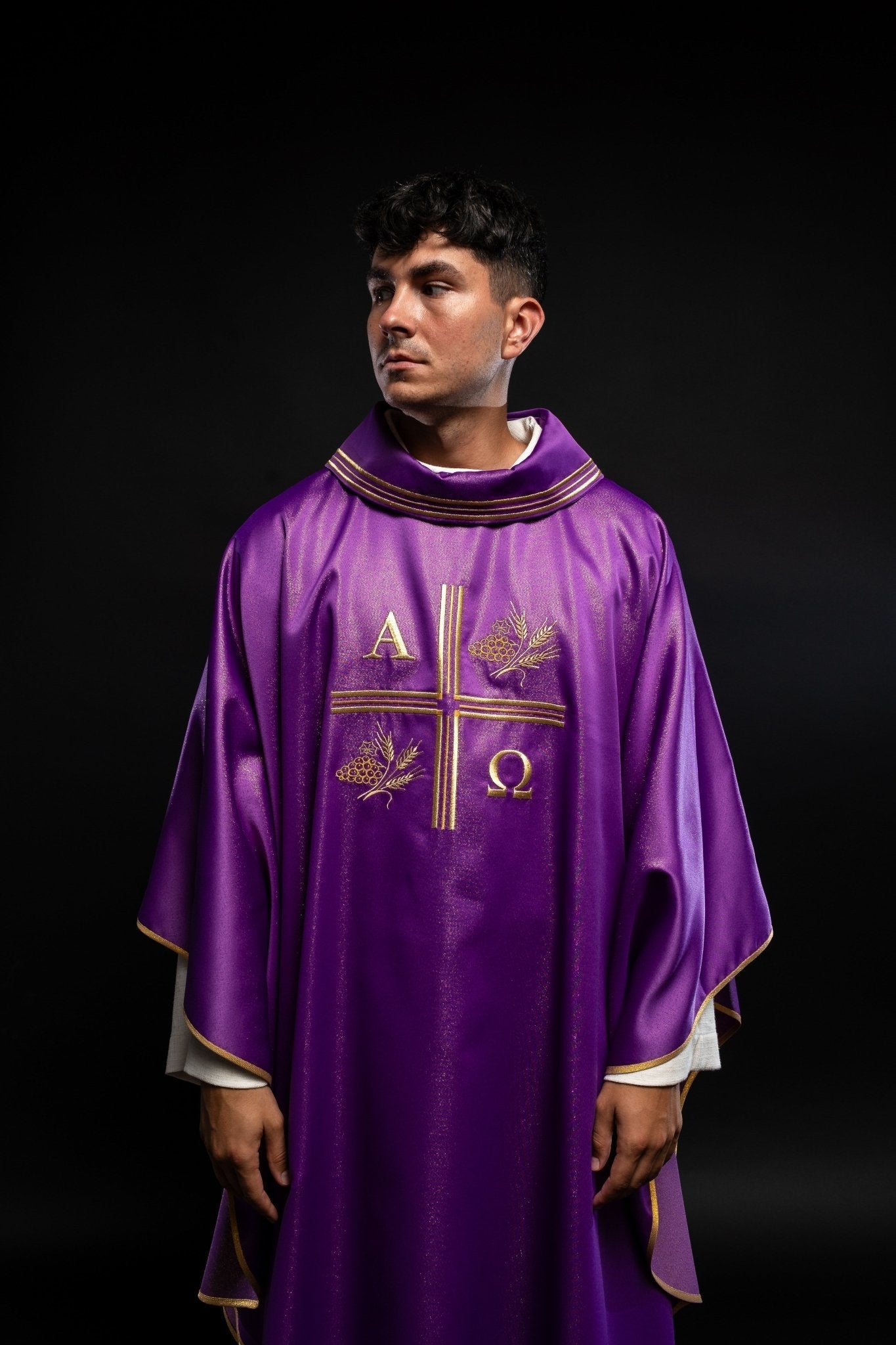 Chasuble avec croix brodée, motifs Alpha et Omega et oreilles en violet S - 7053 - 03 - 54 - CHASUBLES.FR